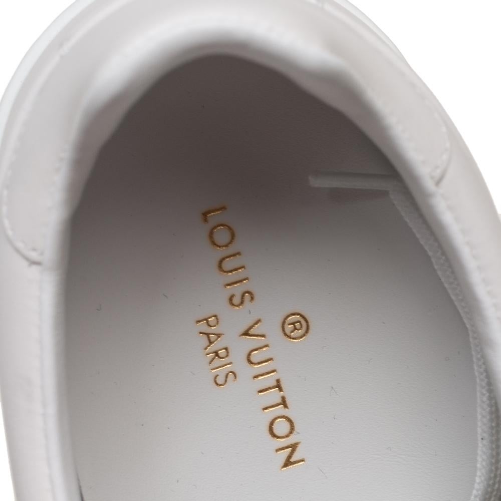 Louis Vuitton White Leather Logo Embellished Frontrow Low-Top Sneakers Size 42 In Excellent Condition In Dubai, Al Qouz 2