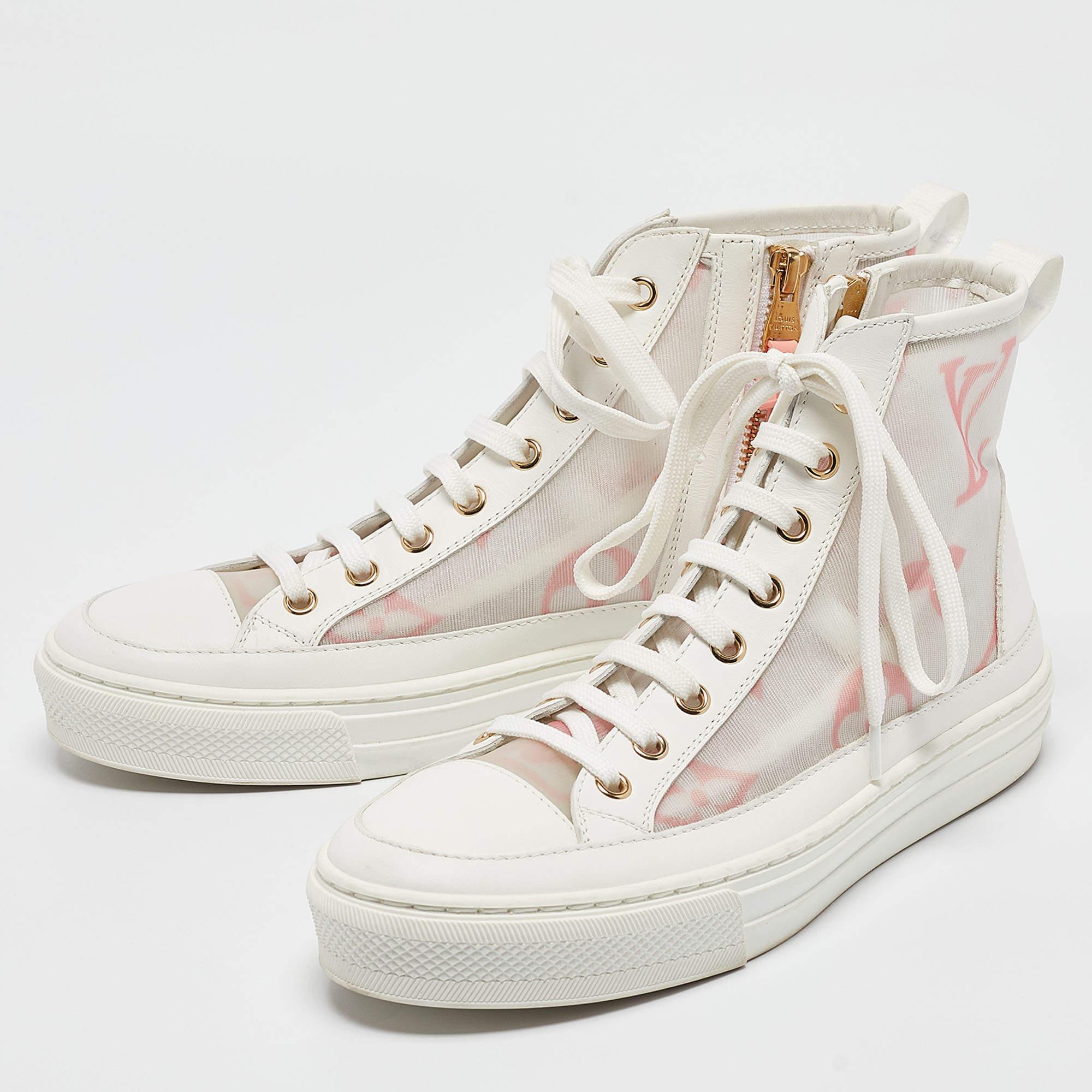 Add a statement appeal to your outfit with these sneakers. Made from premium materials they feature lace up vamps and relaxing footbeds. The durable sole of this pair aims to provide you with everyday ease.