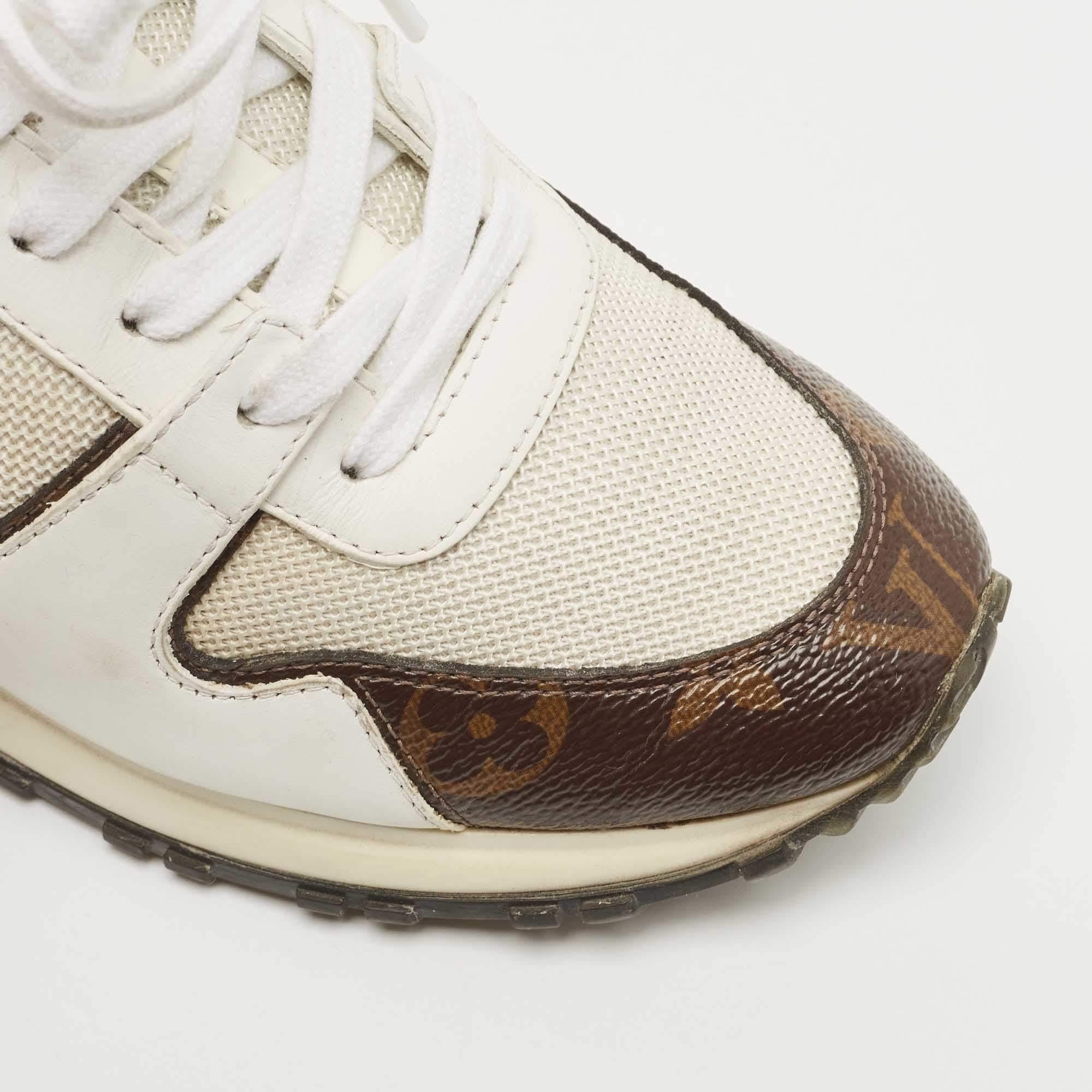 Louis Vuitton - Baskets Run Away en cuir, maille et toile monogrammée, coloris blanc  en vente 2