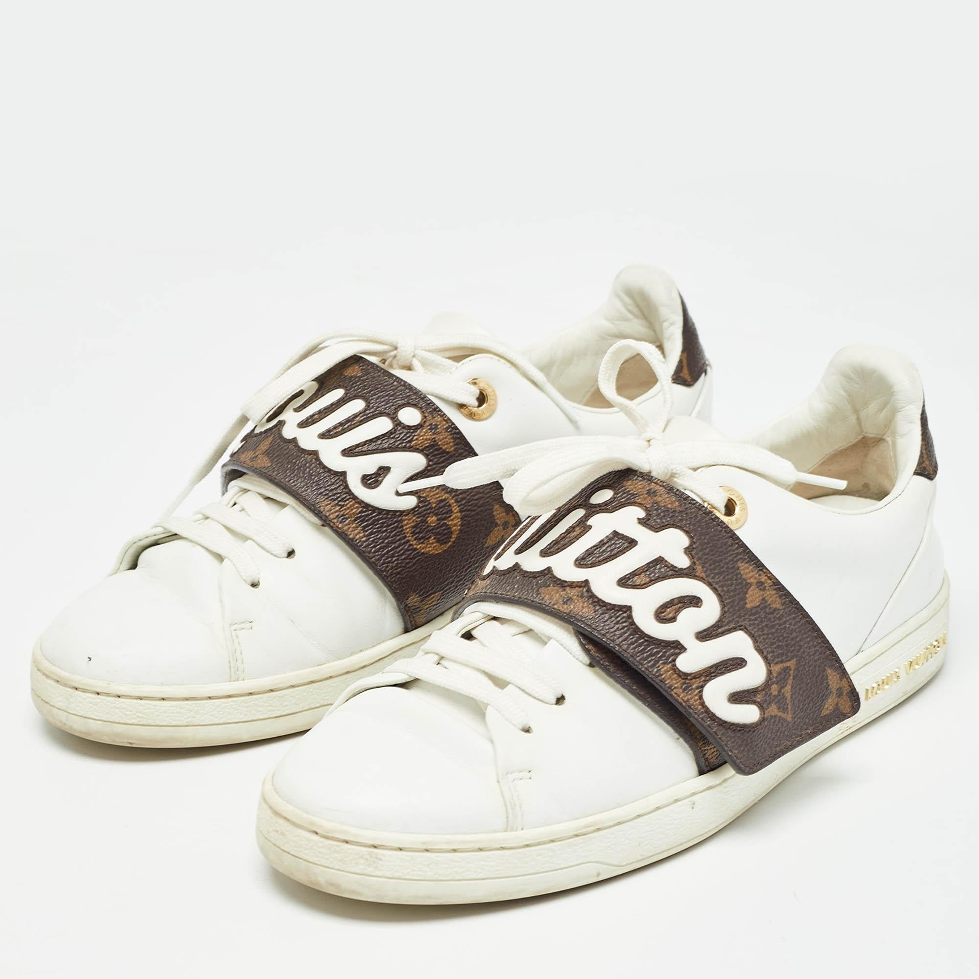 Présentées dans une silhouette classique, ces baskets de créateur sont une combinaison parfaite de luxe, de confort et de style. Ces baskets sont finies avec des détails de signature et des semelles confortables.