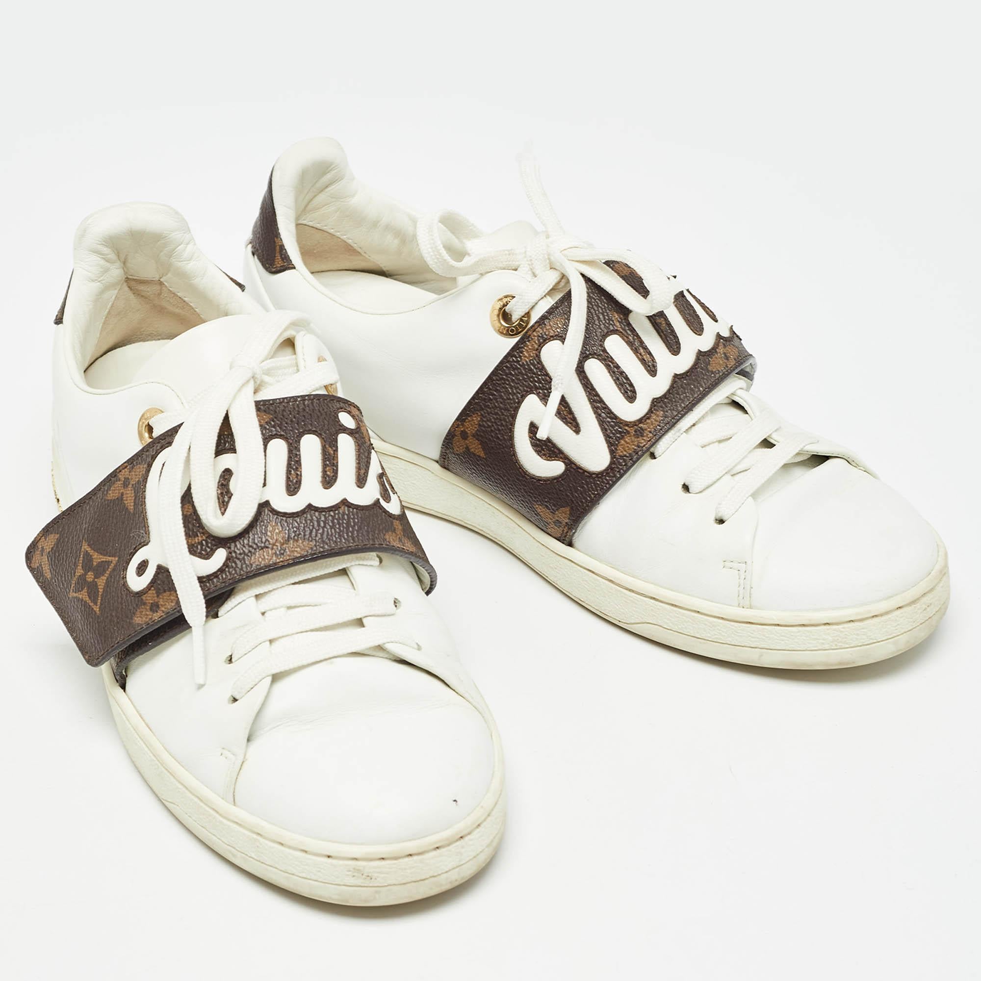 Baskets basses Louis Vuitton en cuir blanc et toile enduite monogrammée, taille 35,5 Bon état - En vente à Dubai, Al Qouz 2