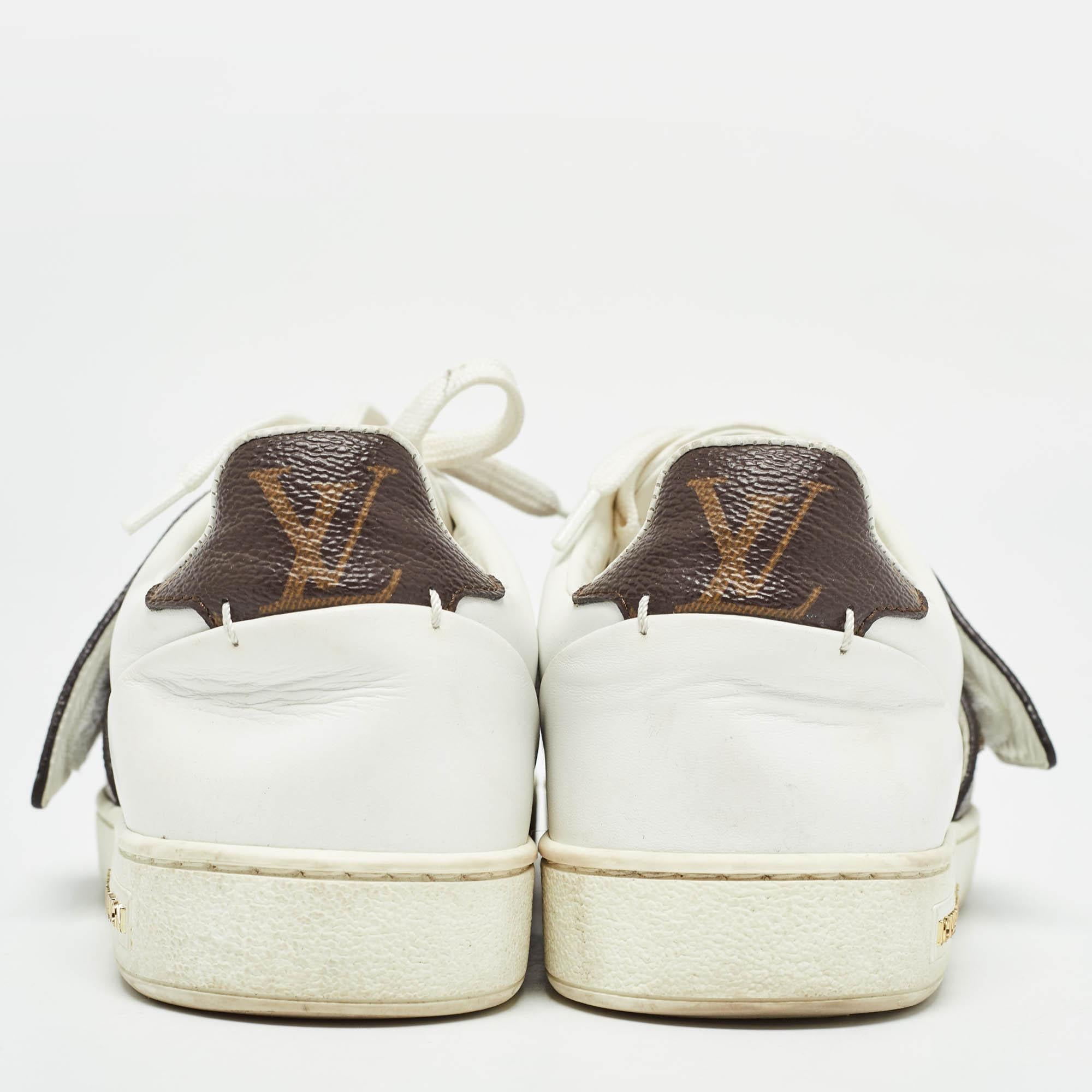 Baskets basses Louis Vuitton en cuir blanc et toile enduite monogrammée, taille 35,5 Pour femmes en vente