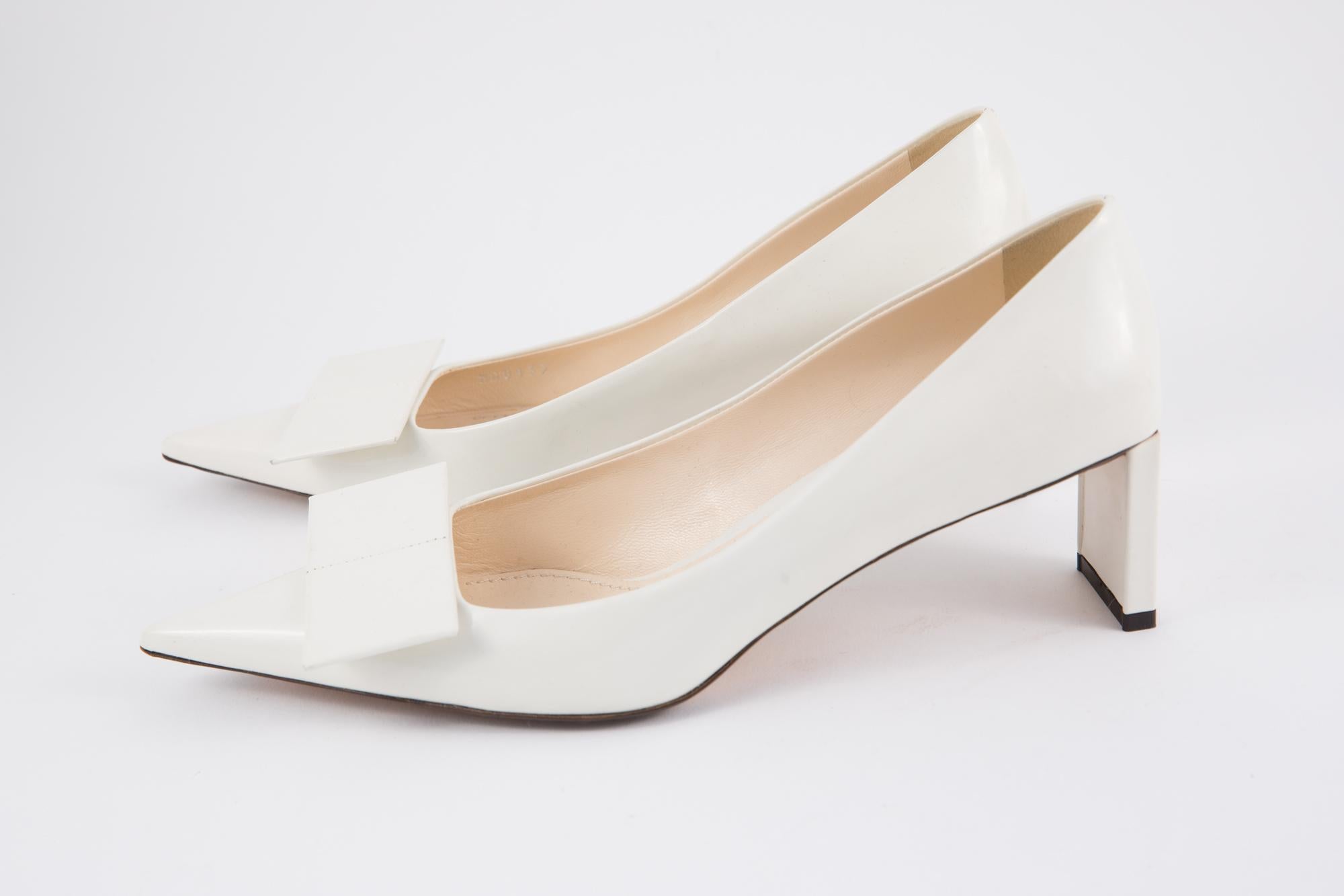 Louis Vuitton white leather pumps featuring a pointed toe, a flat knot on top and a square heel 2.3in. (6cm) X 0.39in (1cm)  
In Excellent vintage condition. Delivered in our Dressing Factory Dust Bag.
Shoes Size: 39fr/ 7.5 US/ 6UK
We guarantee you