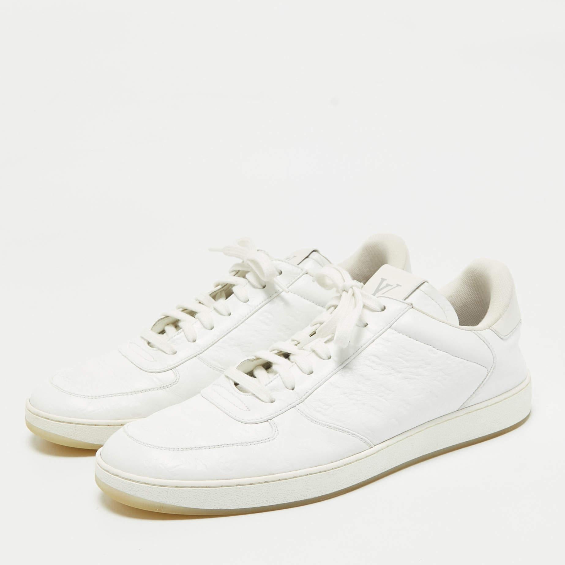 Présentées dans une silhouette classique, ces baskets de créateur sont une combinaison parfaite de luxe, de confort et de style. Ces baskets sont conçues avec des détails signés et des semelles intérieures confortables.