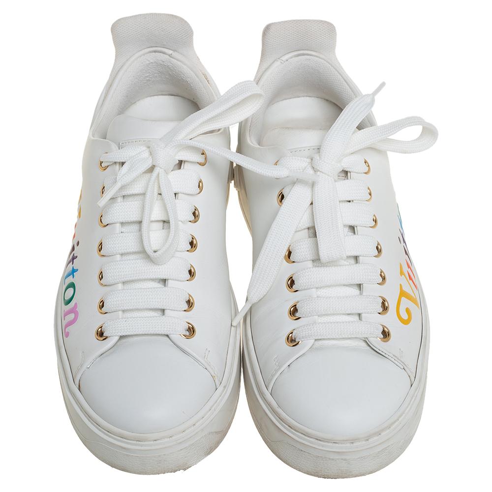 Ein alltägliches Paar Schuhe:: das Sie lieben werden:: ist dieses von Louis Vuitton. Diese Time Out Sneakers für Damen sind aus weißem Leder genäht und mit Schnürsenkeln:: bunten 