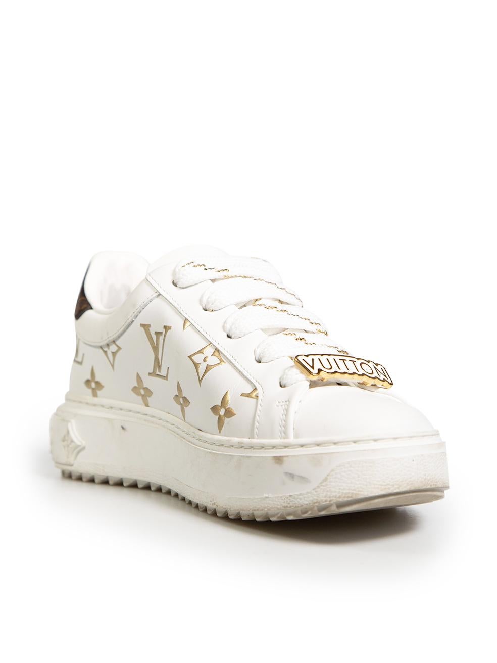 CONDITION is Very good. Minimal wear to trainers is evident. Minimal wear to the outsoles of both shoes. Light scratches on the toe box of the right shoe and midsoles of the left shoe. The leather collar is wearing off and light pull to thread on