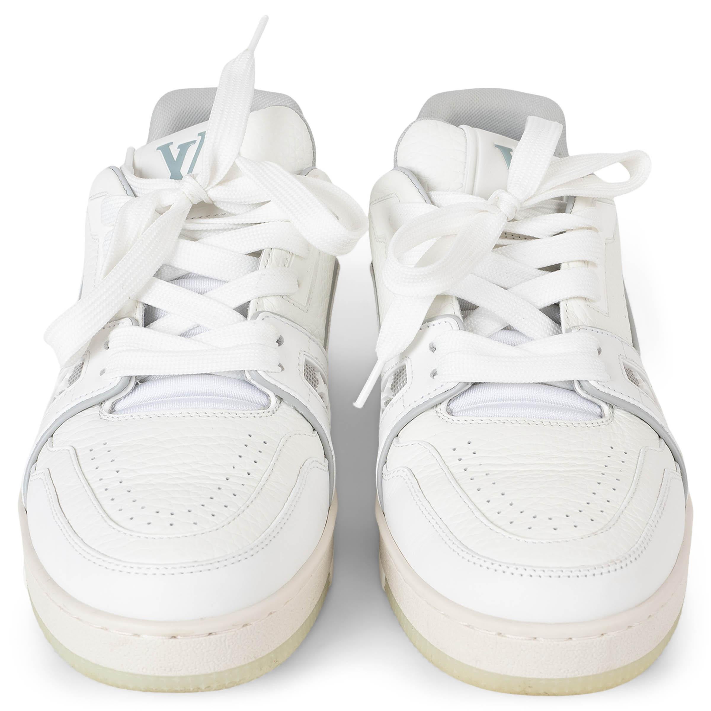 Dieser 100% authentische Louis Vuitton LV Trainer Sneaker von Virgil Abloh ist aus cremefarbenem, genarbtem Leder mit weißen Glattledereinsätzen gefertigt und zeigt den von der Streetwear inspirierten Luxus der Maison. Er hat eine abgerundete