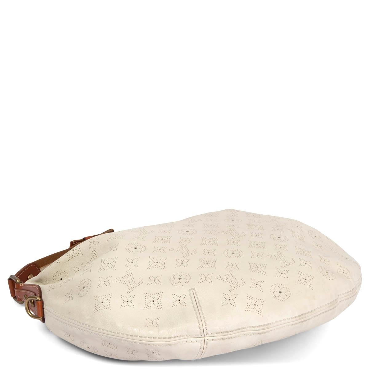 LOUIS VUITTON white Mahina leather ONATHA GM Hobo Shoulder Bag In Fair Condition For Sale In Zürich, CH