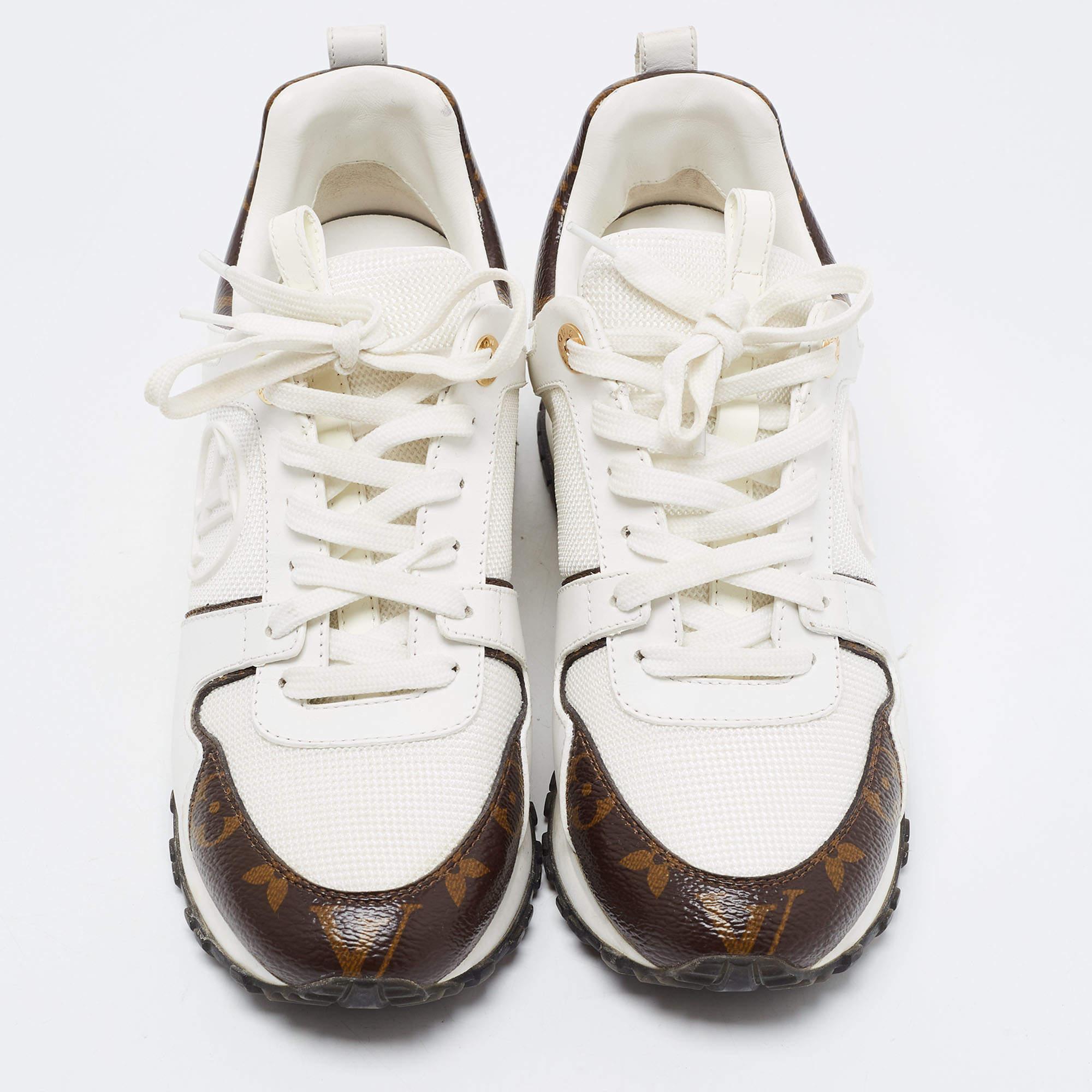 Aggiungi un tocco di classe al tuo abbigliamento con queste sneakers Louis Vuitton. Realizzate con materiali pregiati, presentano tomaie con lacci e sottopiedi rilassanti. La suola in gomma di questo paio mira a garantirvi la comodità di tutti i