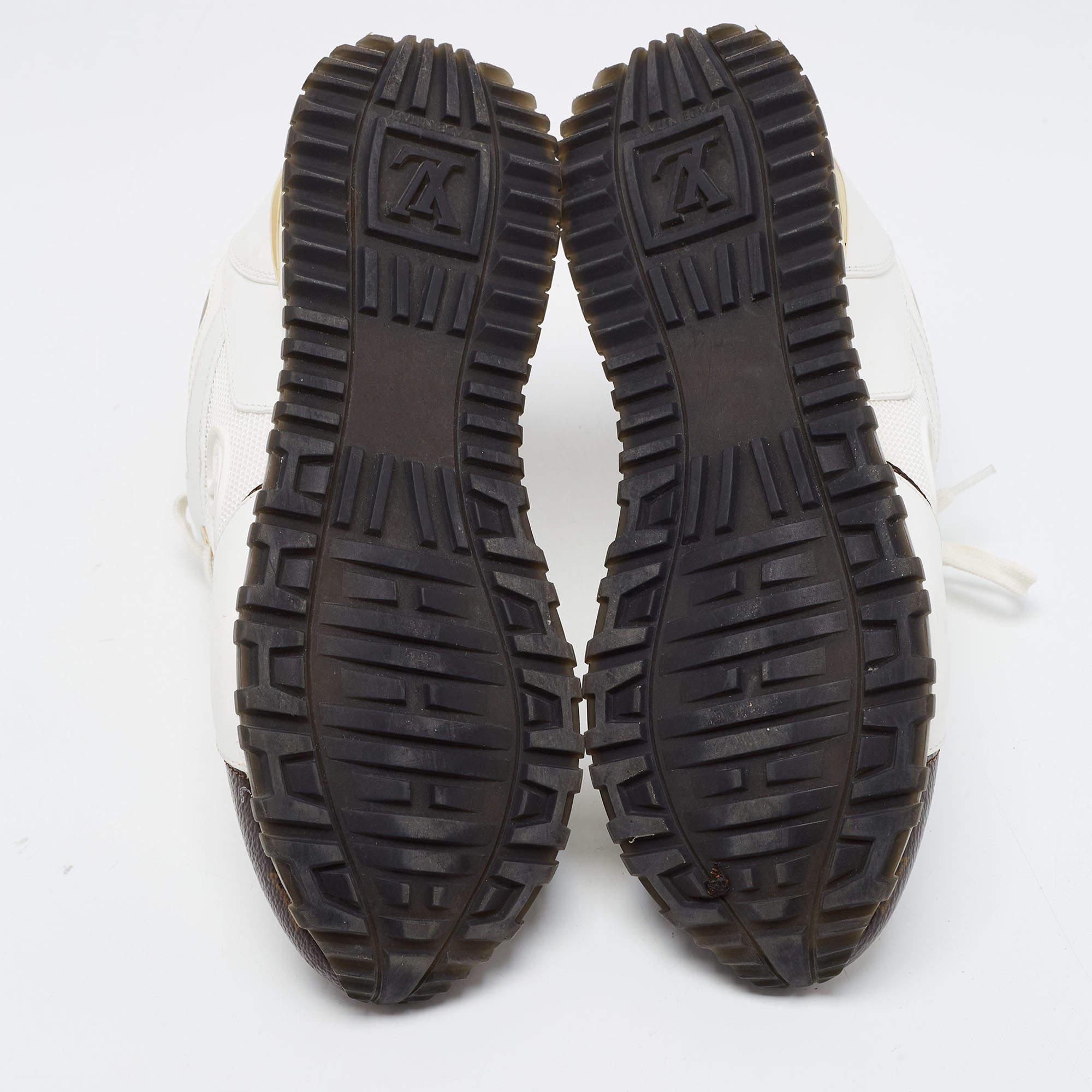 Louis Vuitton - Scarpe da ginnastica Run Away in rete, pelle e monogramma bianche Taglia 36 in vendita 1
