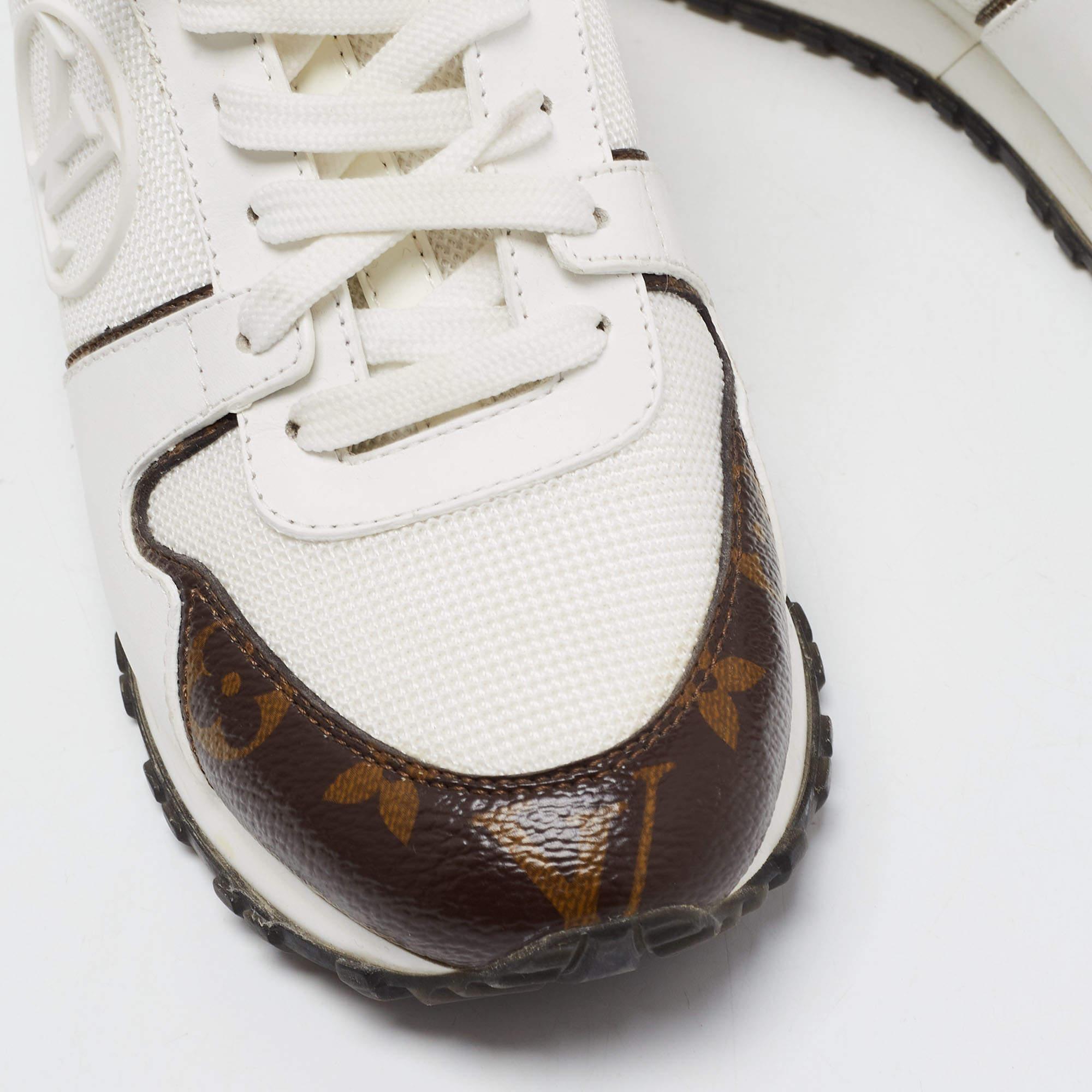 Louis Vuitton - Scarpe da ginnastica Run Away in rete, pelle e monogramma bianche Taglia 36 in vendita 2