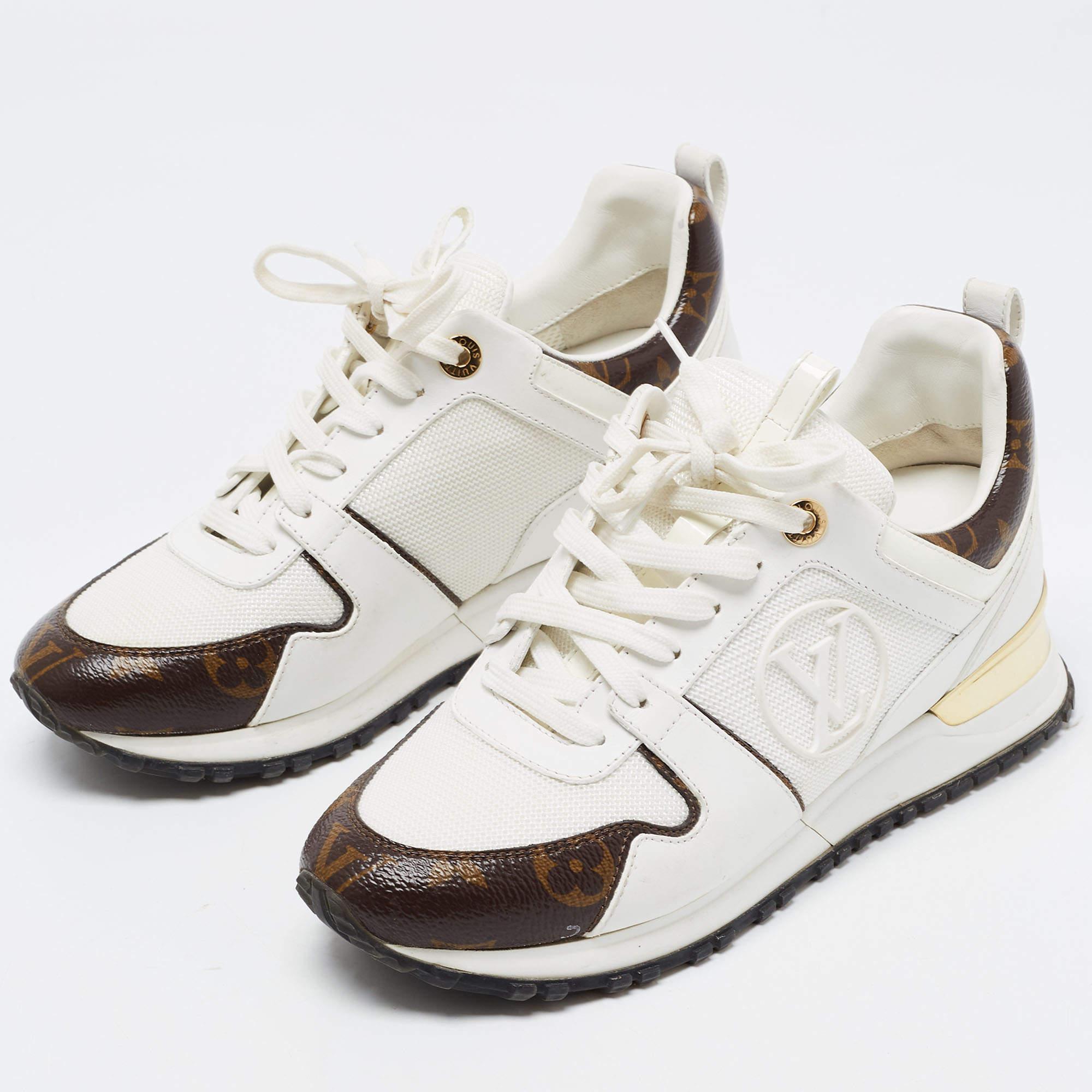 Louis Vuitton - Scarpe da ginnastica Run Away in rete, pelle e monogramma bianche Taglia 36 in vendita 3