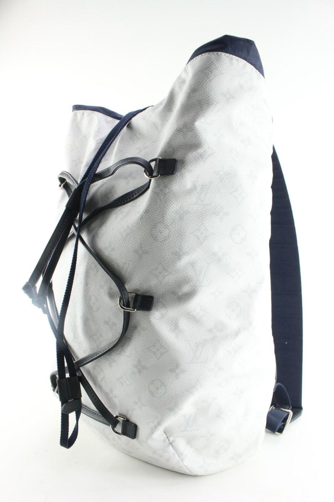 Gris Louis Vuitton - Sac à dos Ultralight avec monogramme blanc Antarctica 2LV0413C en vente