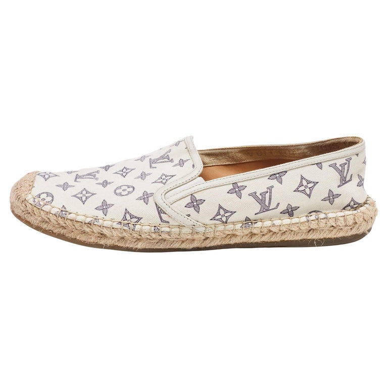 Louis Vuitton White Textured Leather Logo Bow Loafers Size 41 For Sale at  1stDibs