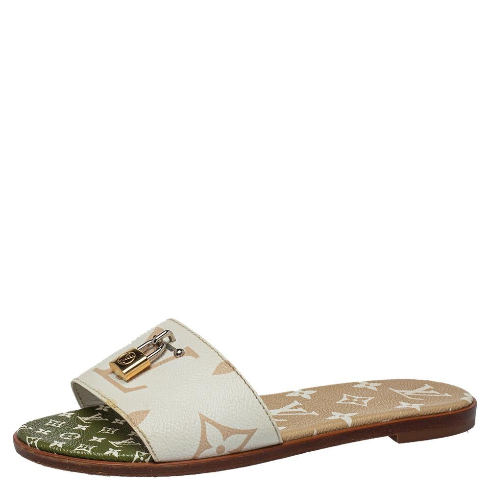 Present your feet with utmost comfort by choosing these 'Lock It' flat slides from the house of Louis Vuitton. They are crafted from monogram canvas and detailed with metal 'LV' padlocks on the uppers. They are complete with durable outsoles.

