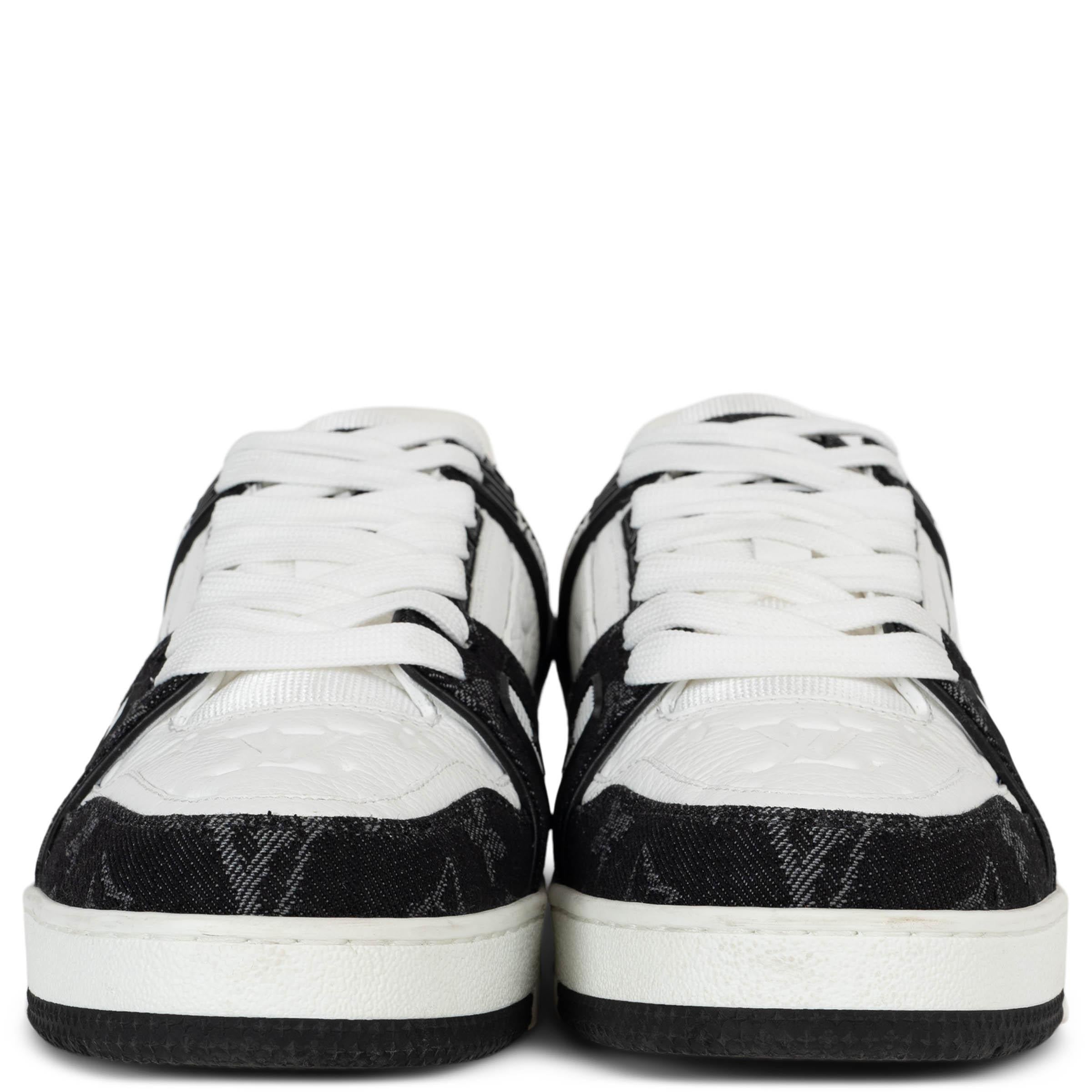 Queste LV Trainers by Virgil Abloh, autentiche al 100%, sono in pelle Monogram bianca con finiture in Monogram Denim nero e portano un'icona dell'abbigliamento maschile nella collezione femminile. Ispirato alle sneakers da basket vintage, questo