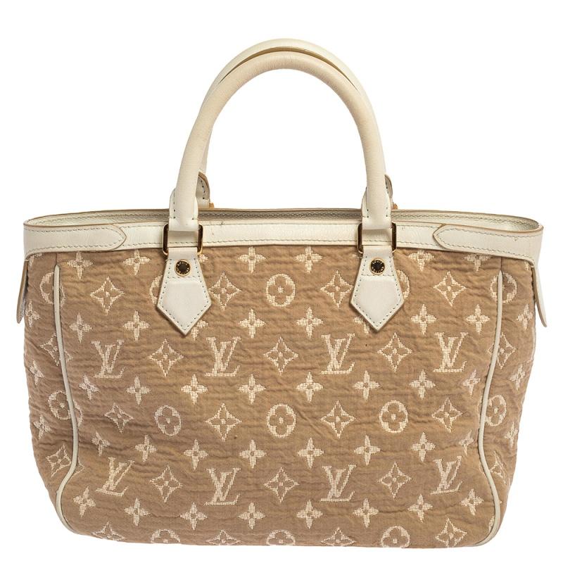 Louis Vuitton Sabbia bag has a vintage appeal and is a fashion ally that will never fail to increase your glamour quotient. This iteration comes trimmed with pristine white leather and is made from monogram canvas. The bag suspends from dual handles