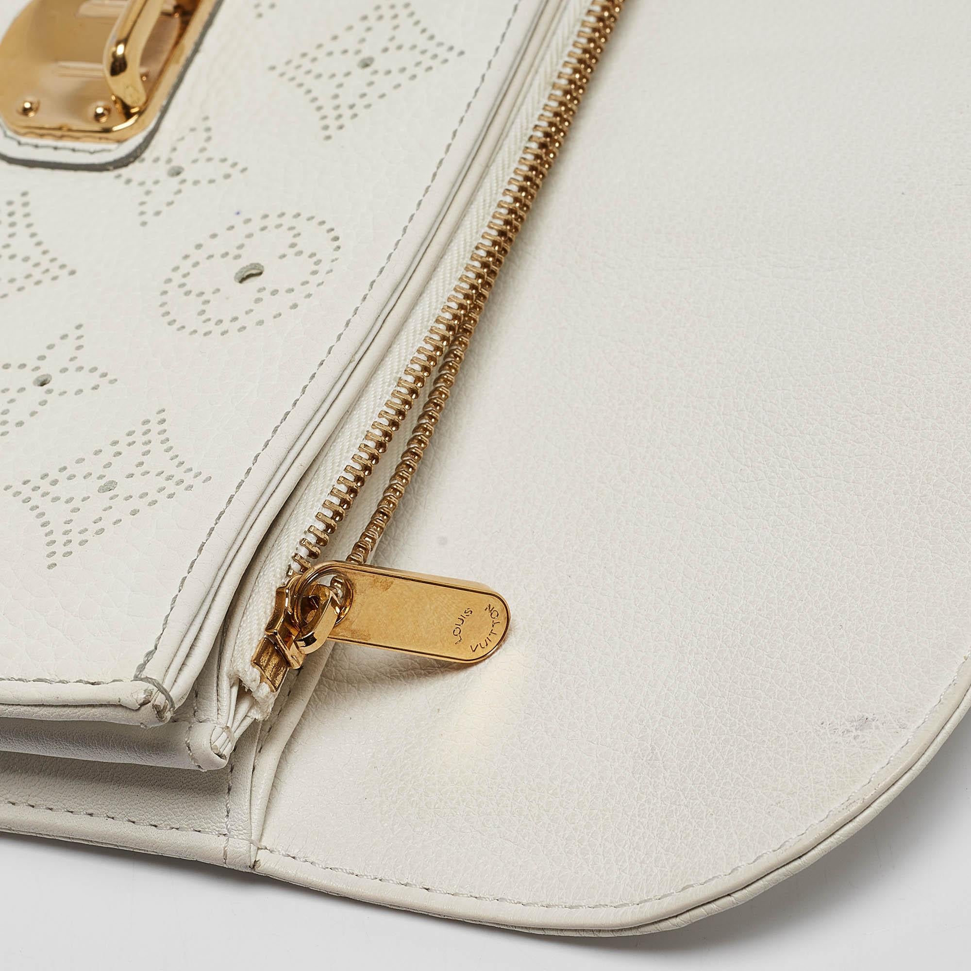 Louis Vuitton White Monogram Mahina Leather Amelia Wallet In Good Condition In Dubai, Al Qouz 2