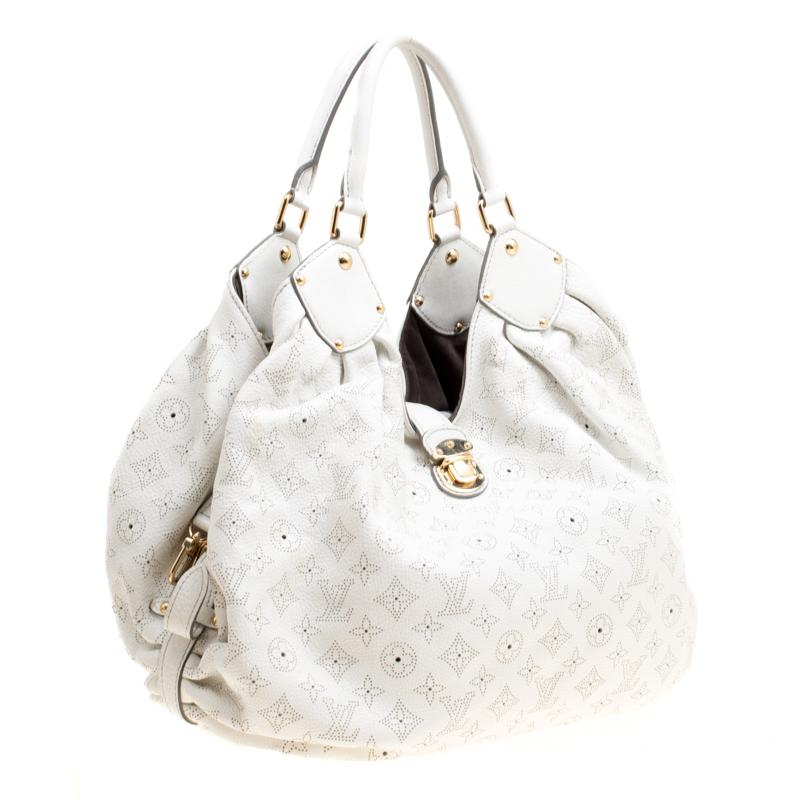 Louis Vuitton White Monogram Mahina Leather XL Bag In Good Condition In Dubai, Al Qouz 2