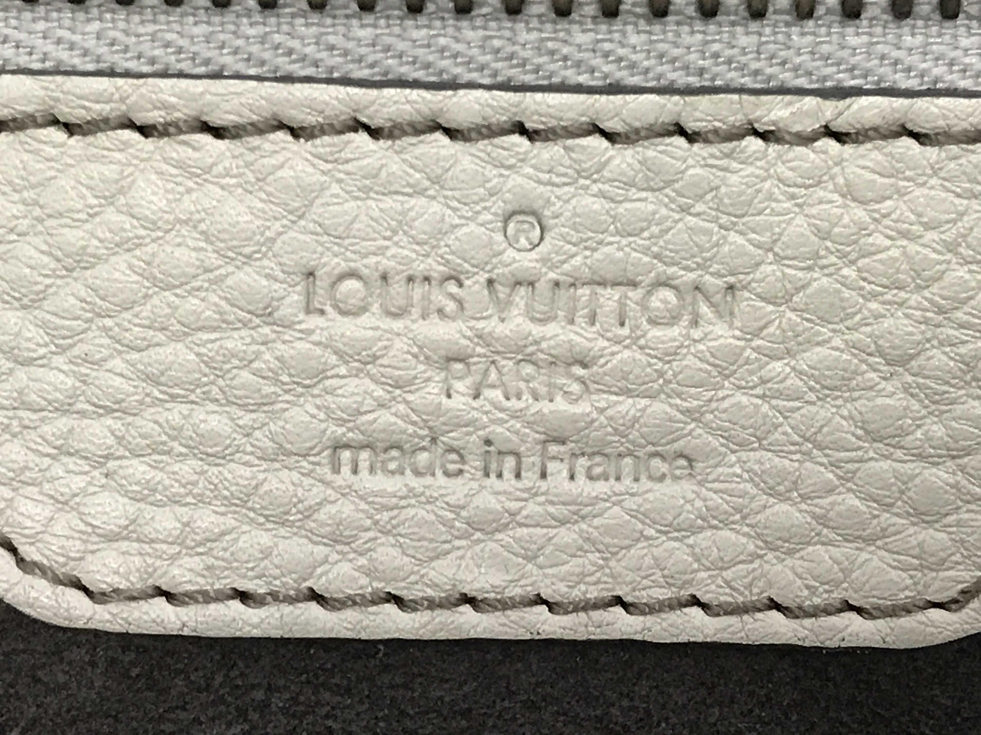 Louis Vuitton White Monogram Mahina Leather XL Hobo Bag In Good Condition For Sale In Irvine, CA
