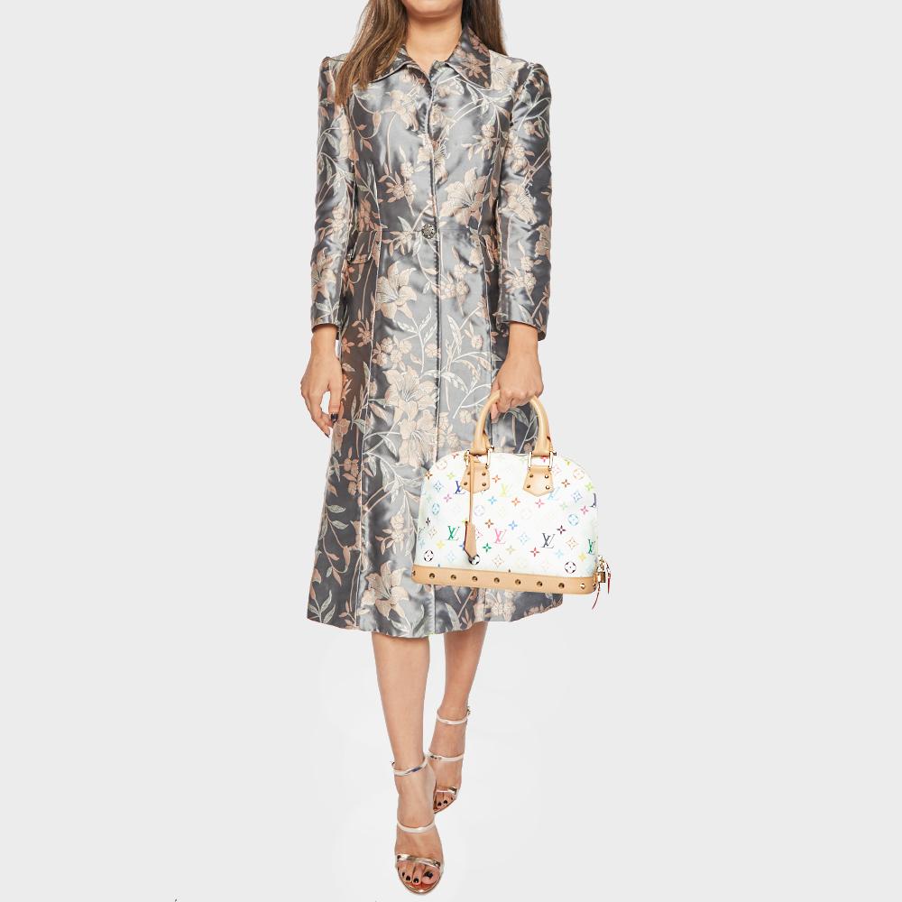 Designer bags are ideal companions for ample occasions! Here we have a fashion-meets-functionality piece crafted with precision. It has been equipped with a well-sized interior that can easily fit all your essentials.