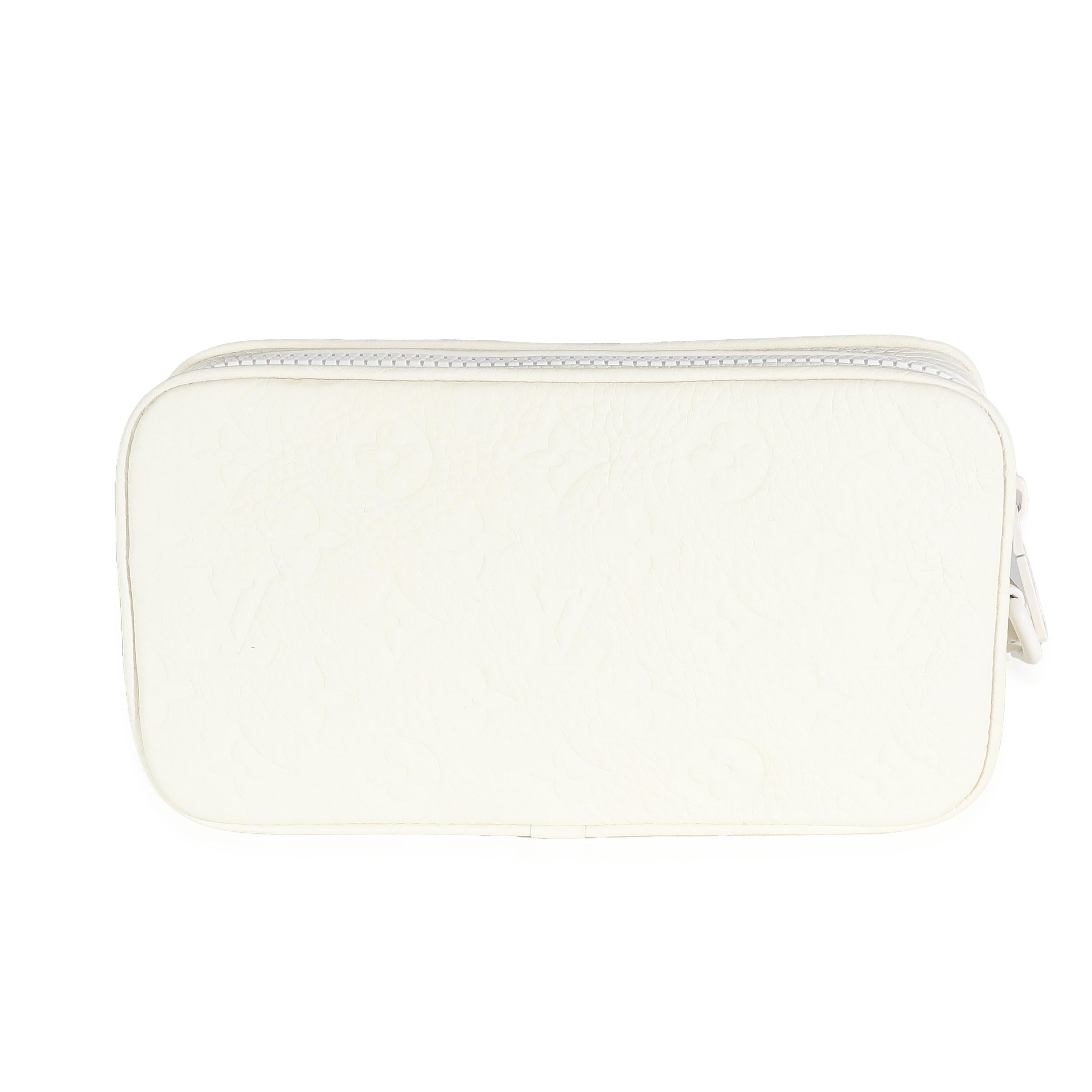 Auflistung Titel: Louis Vuitton Weiß Monogram Taurillon Leder Pochette Volga
SKU: U138593
MSRP: 1940.00 USD
Zustand: Gebraucht 
Handtasche Zustand: Ausgezeichnet
Bemerkungen zum Zustand: Der Artikel ist in ausgezeichnetem Zustand und weist leichte