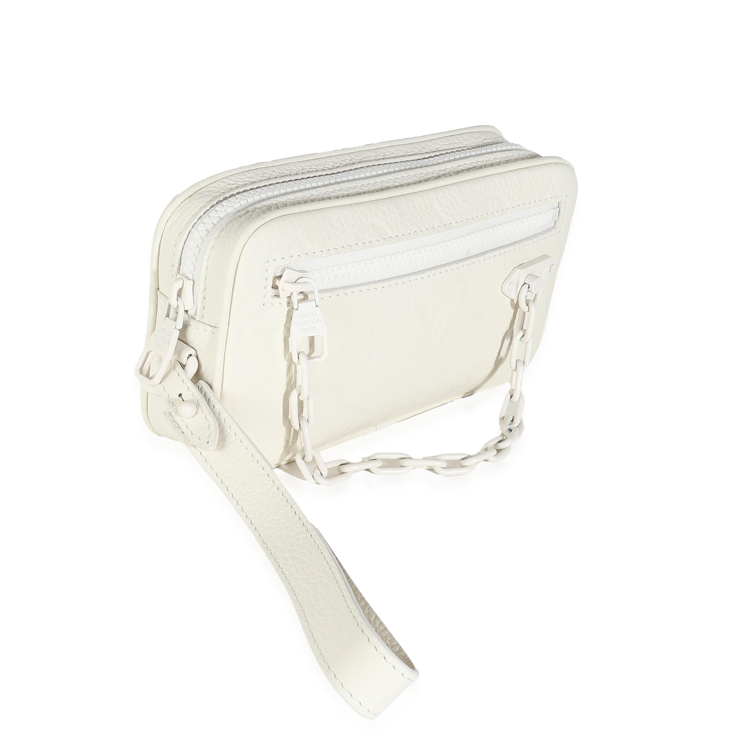 Louis Vuitton Taurillon Pochette Volga mit weißem Monogramm Taurillon-Monogramm (Weiß) im Angebot