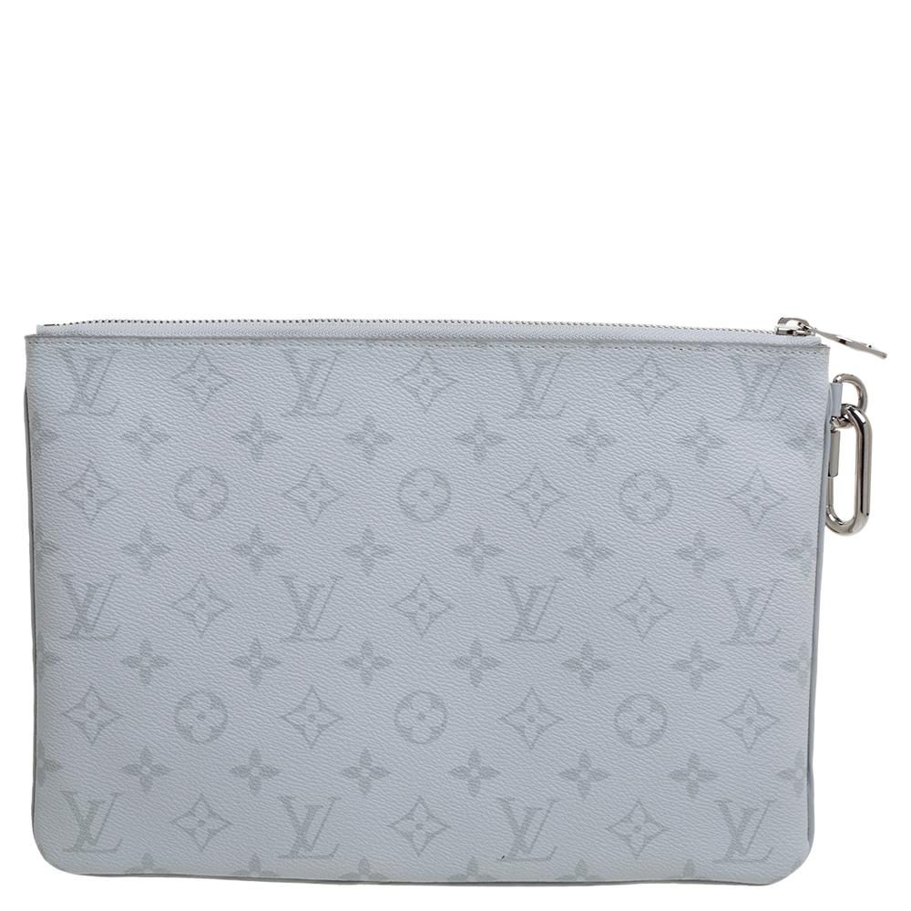 A pouch makes for a great travel accessory. This stylish Louis Vuitton pouch is crafted from monogram coated canvas and comes in a lovely shade of white. It is styled with the contrasting label accent on the front and a metal carabiner at the side.