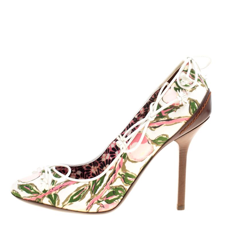 To call them gorgeous would be an understatement for these Louis Vuitton pumps are simply amazing! The white pumps are crafted from fabric and feature a multicolor flower fields print all over them. They flaunt round toes, a bow detailing on the
