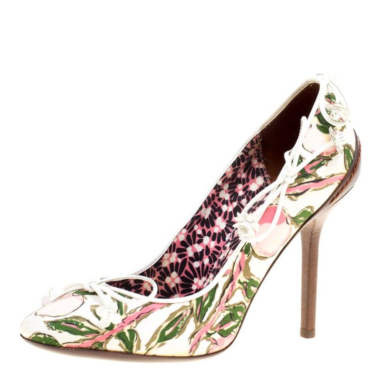Louis Vuitton White Multicolor Fabric Flower Fields Print Pumps Size 36.5 For Sale at 1stDibs