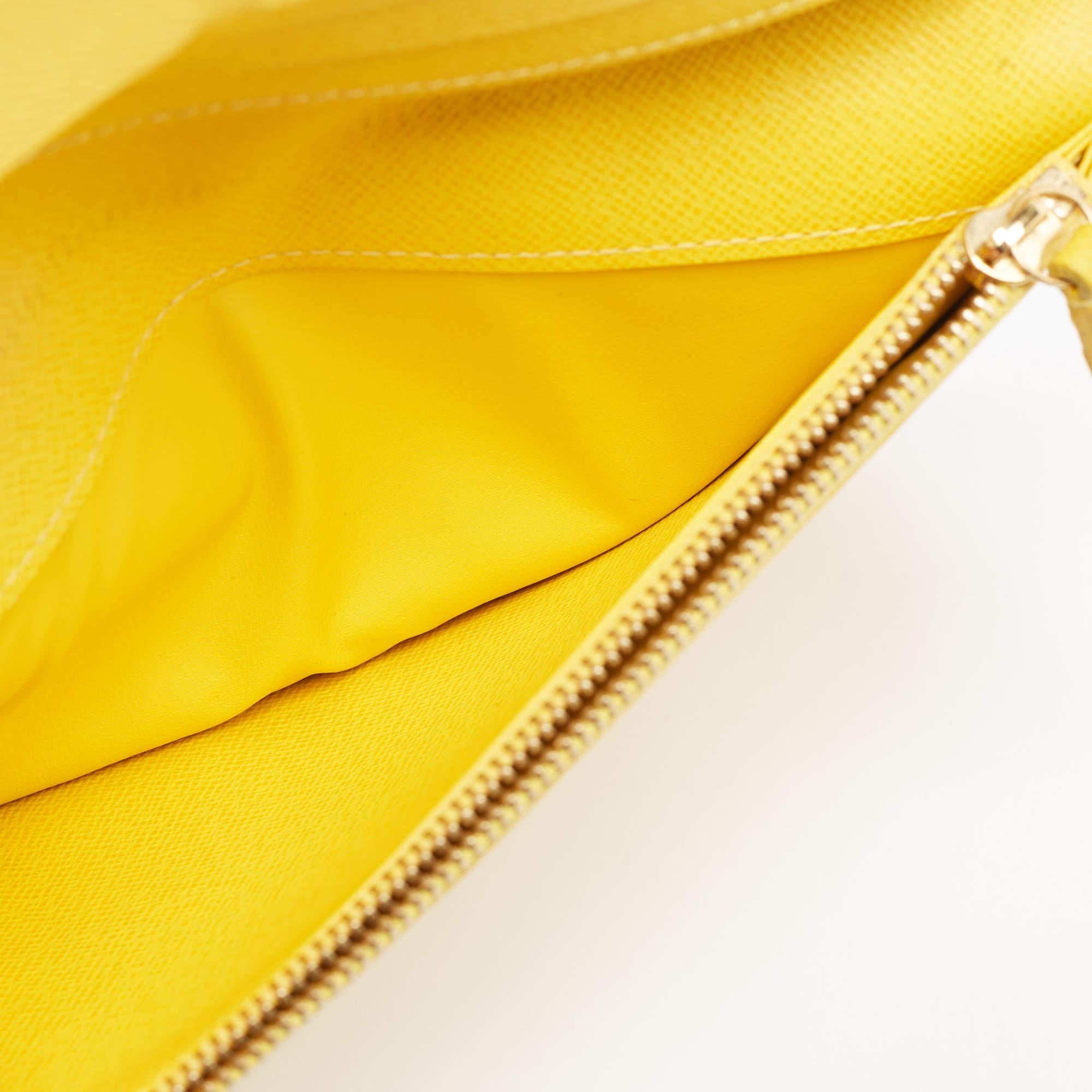 In diesem robusten Portemonnaie von Louis Vuitton können Sie Ihre wichtigsten Utensilien mühelos aufbewahren. Die aus Monogram Canvas gefertigte Insolite Geldbörse ist ein Accessoire, in dem Sie alles Wichtige unterbringen können. Die