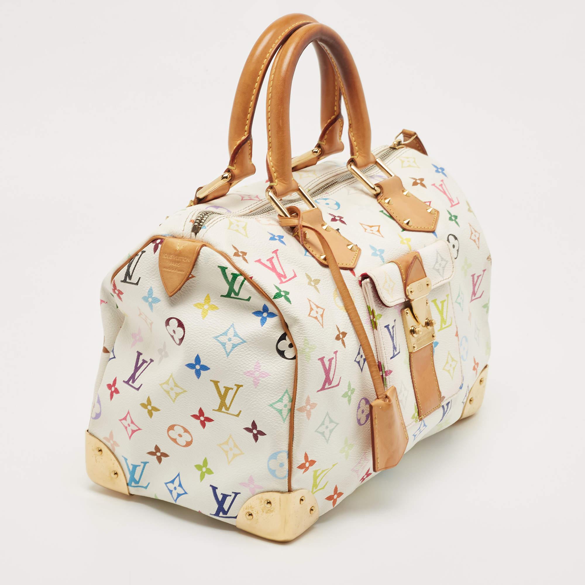 Created to provide you with everyday ease, this Louis Vuitton Speedy 30 bag features dual top handles and a roomy Alcantara-lined interior. The usage of the signature Monogram canvas in its construction offers instant brand identification, and the