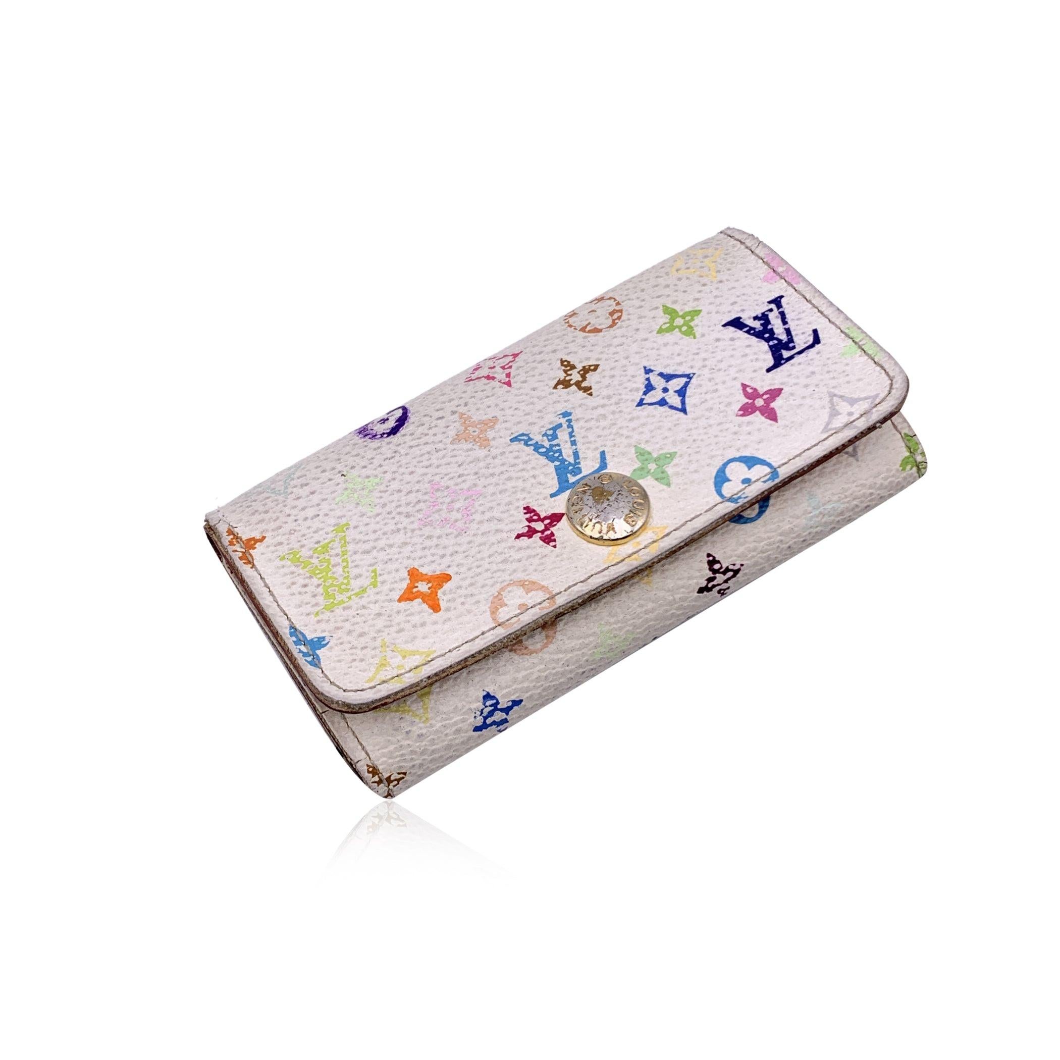 Porte-clés 'Multicles' en toile monogramme Murakami Multicolor de Louis Vuitton. Fermeture à bouton-pression sur le devant. Doublure en cuir. Accessoires en métal doré. 4 porte-clés à l'intérieur. L'inscription 