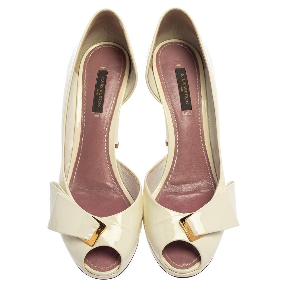 The timeless design and enhanced comfort of these Louis Vuitton pumps make it a must-have. Crafted out of patent leather, these Apple pumps are styled with peep toes, fold details on the vamps, and high heels. Wear this fabulously-designed pair of