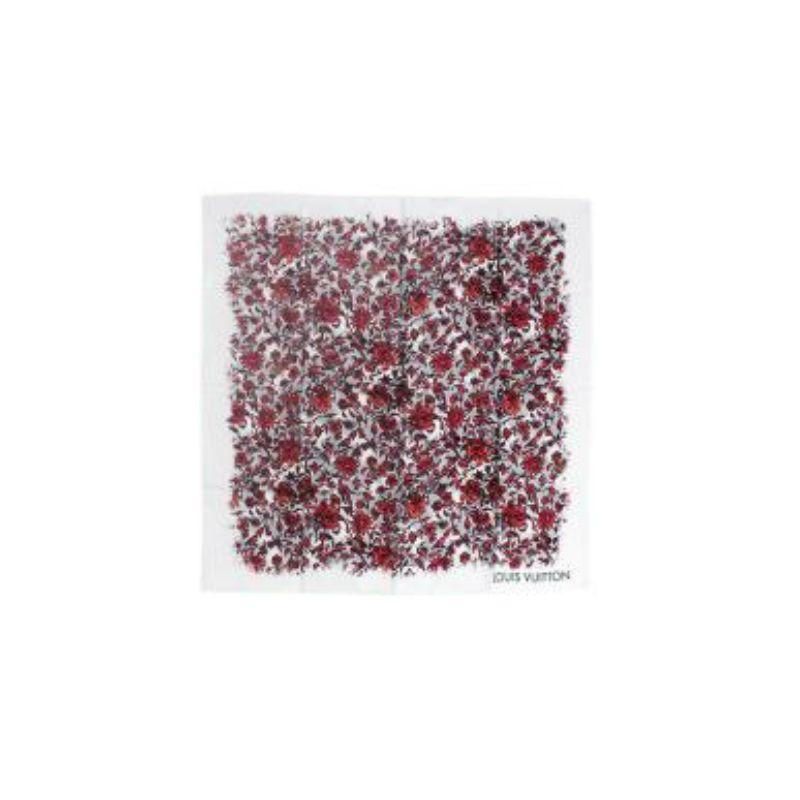 Louis Vuitton Indian Flowers Square White/Red 90x90

-Rolled edges 
-Floral pattern print 
-Double sided 
-Logo print detail 

Material: 

100% Silk 

Made in Italy 

PLEASE NOTE, THESE ITEMS ARE PRE-OWNED AND MAY SHOW SIGNS OF BEING STORED EVEN