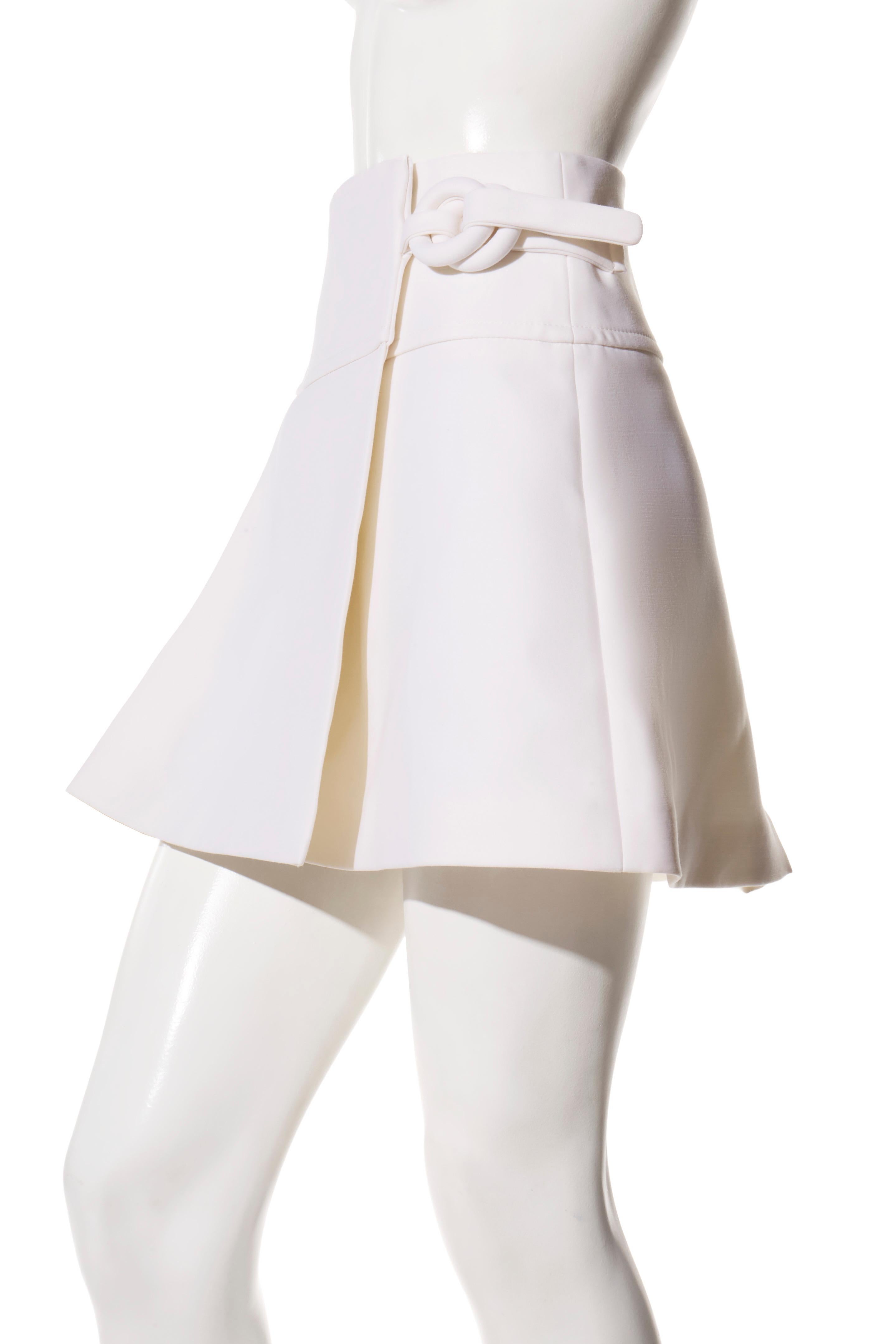 Minijupe à anneaux blancs Louis Vuitton, printemps/été 2019

Une pièce élégante issue de la collection printemps/été 2019 de Louis Vuitton, conçue sous la direction de Nicolas Ghesquière. Cette mini-jupe à taille haute est fabriquée en Italie à