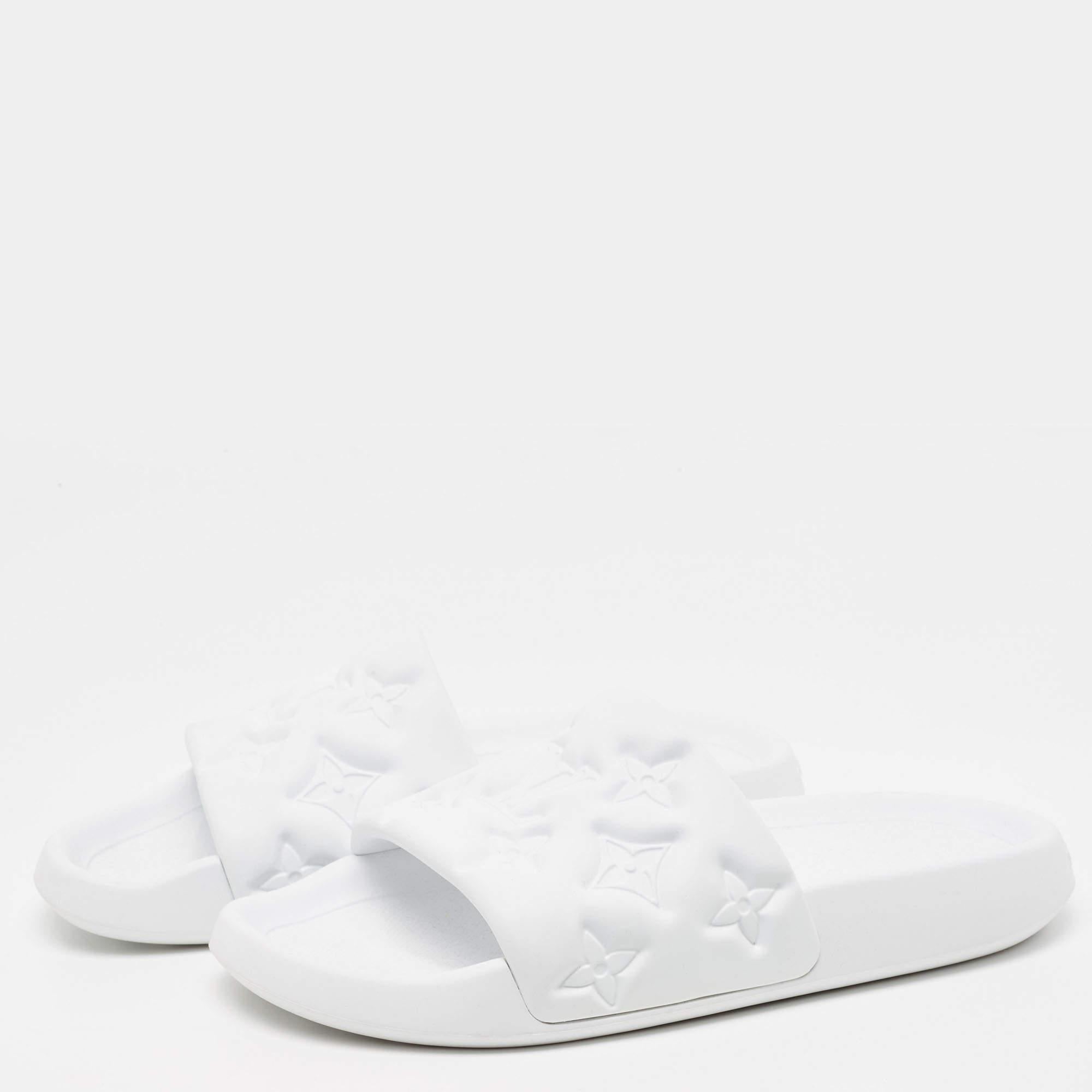 Women's Louis Vuitton White Rubber Monogram Rubber Flat Slides Size 41 For Sale