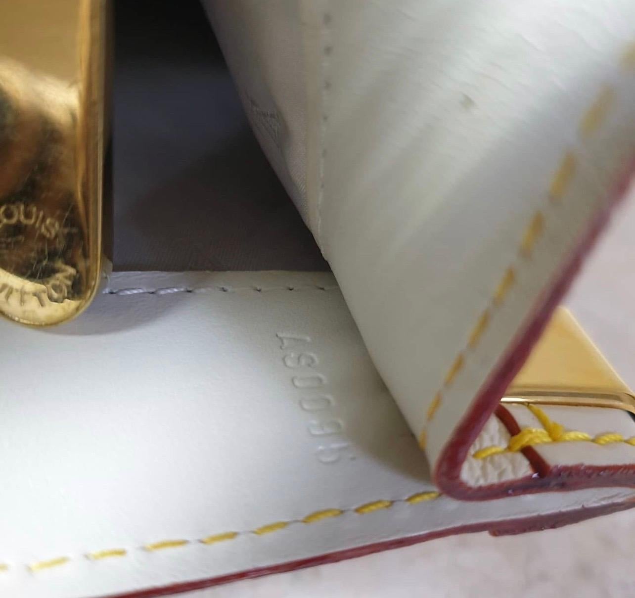 Die Louis Vuitton White Suhali Le Fabuleux Bag ist eine umwerfende Tasche mit einer strukturierten und doch eleganten Form. 
Sie besteht aus feinstem:: handverlesenem Ziegenleder und wurde in perfekter Handarbeit zu einem modernen Klassiker