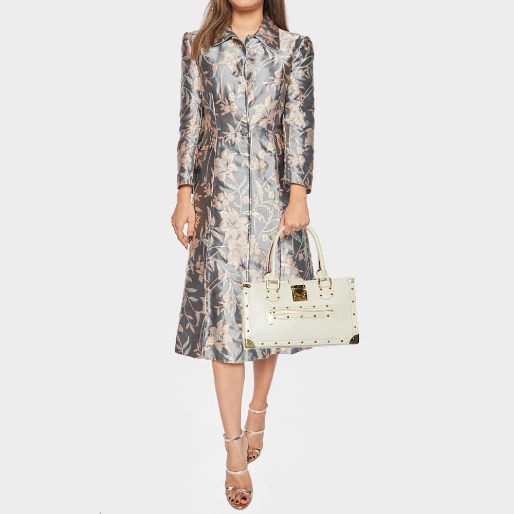 Lleva todo lo que necesites con estilo gracias a este bolso blanco de LV. Fabricado con los mejores materiales, es un accesorio que promete estilo y uso duraderos.