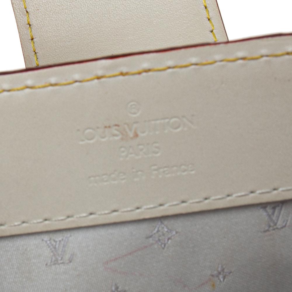 Diese Le Fabuleux-Tasche des Hauses Louis Vuitton verleiht Ihrer Garderobe einen Hauch von Luxus! Es ist auf der Außenseite aus weißem Suhali-Leder gefertigt. Diese Tasche hat eine strukturierte Silhouette, die mit goldfarbenen Beschlägen verziert