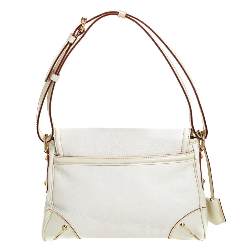 This L'Essentiel bag from Louis Vuitton is gorgeous. The white beauty is crafted from leather and flaunts a unique and distinctive style. It features a beautiful gold-tone lock accent on the front. Equipped with a single adjustable shoulder strap,
