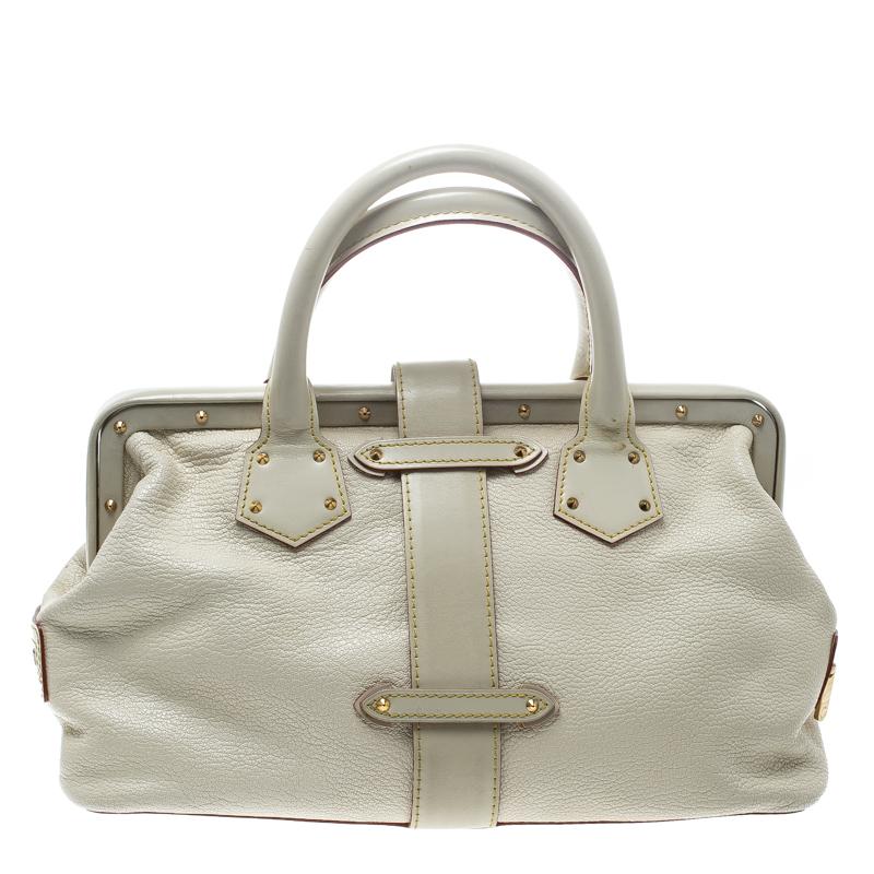 This posh and durable L'Ingenieux bag by Louis Vuitton is a luxurious alternative to everyday bags! Crafted from Suhali leather the bag comes with dual handles, zip detailing on the sides and a frame top with a cross-over flap that has an S-lock