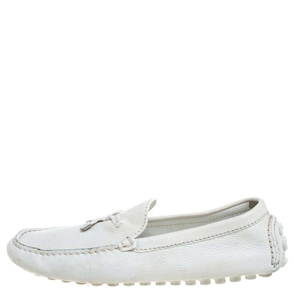 Look sharp and neat with this pair of stylish loafers from Louis Vuitton. They have been crafted from quality leather in Italy and come in a lovely shade of white. They are designed with the art of fine stitching and flaunt bow and logo details on