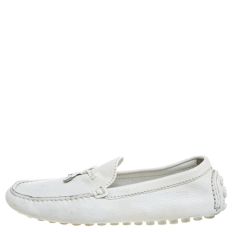 Louis Vuitton White Textured Leather Logo Bow Loafers Size 41 For Sale ...