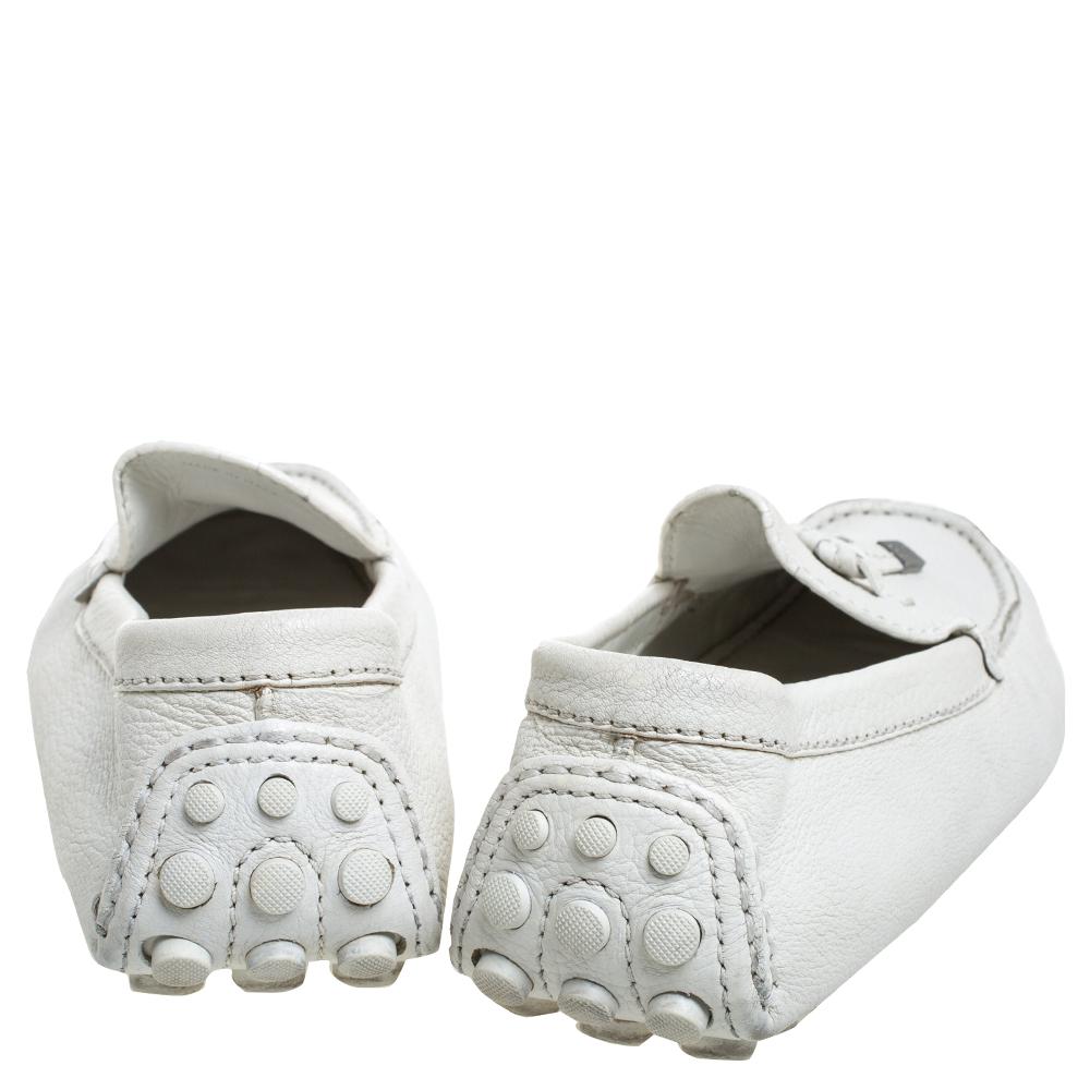 Louis Vuitton White Textured Leather Logo Bow Loafers Size 41 In Good Condition In Dubai, Al Qouz 2