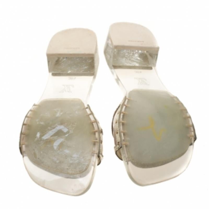 Questi sandali chic di Louis Vuitton sono il paio più versatile che tu possa possedere. Indossa queste scarpe acriliche trasparenti quando esci e vedrai che le teste si gireranno. Con finiture in pelle e il dettaglio del lucchetto sulla tomaia,
