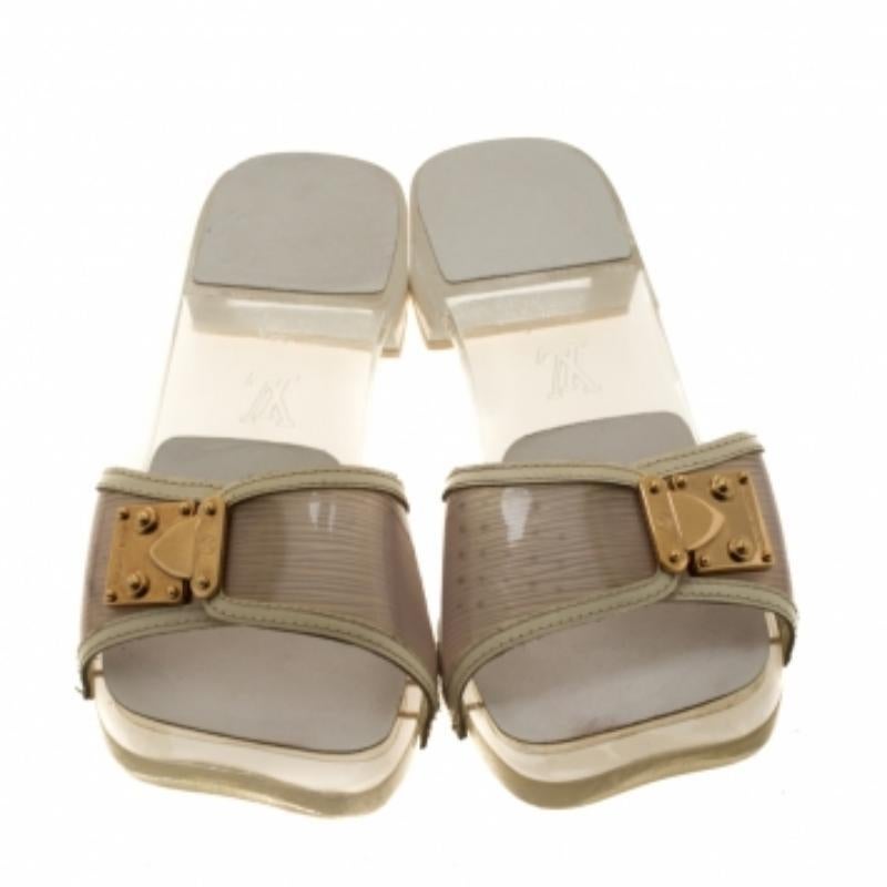 Louis Vuitton Sandali con fibbia in pelle acrilica bianca/trasparente misura 38,5 in vendita 1