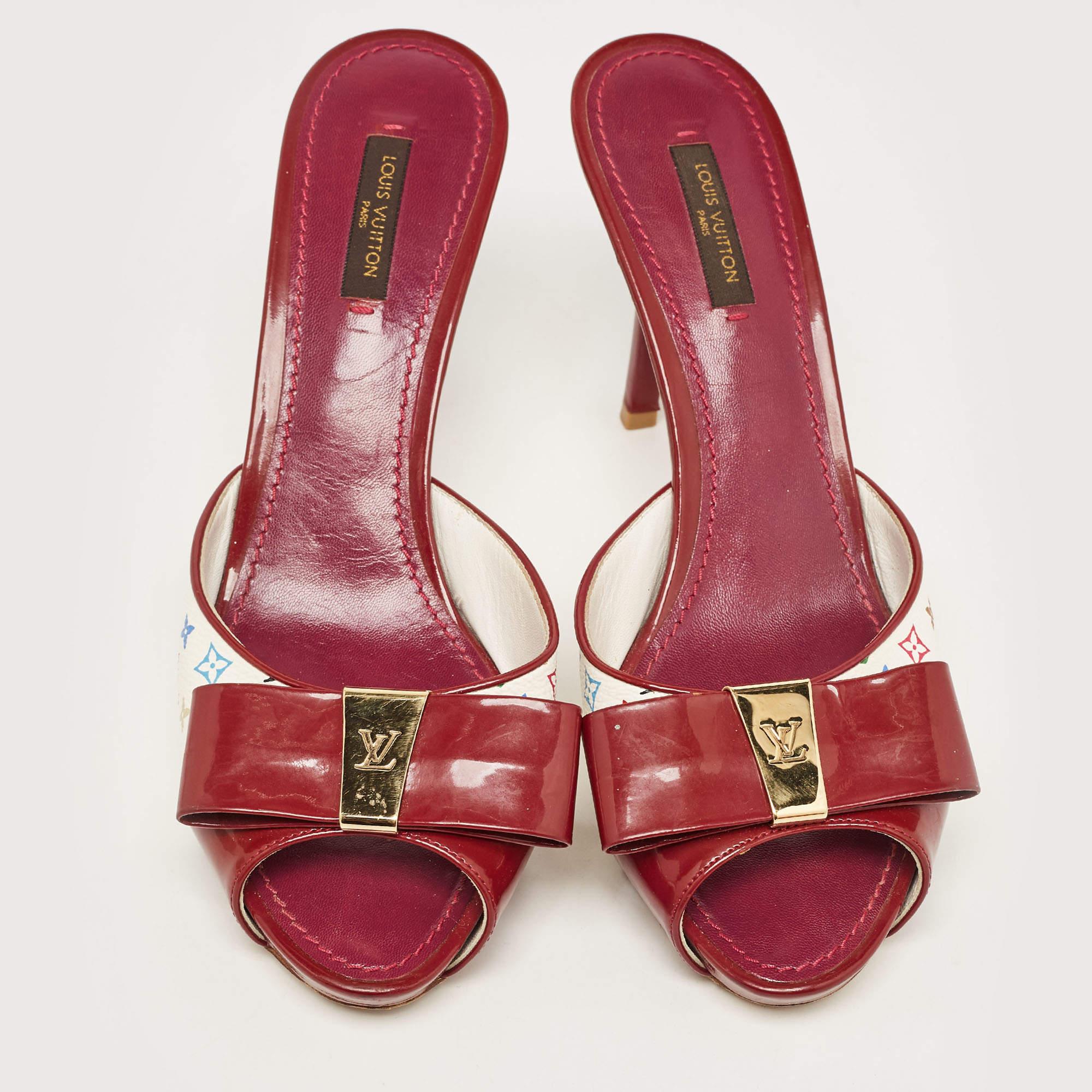 Apportez une touche d'élégance à votre look du jour avec ces sandales en toile et cuir verni Monogram de Louis Vuitton. Elles sont dotées d'un nœud et d'un talon fin.

