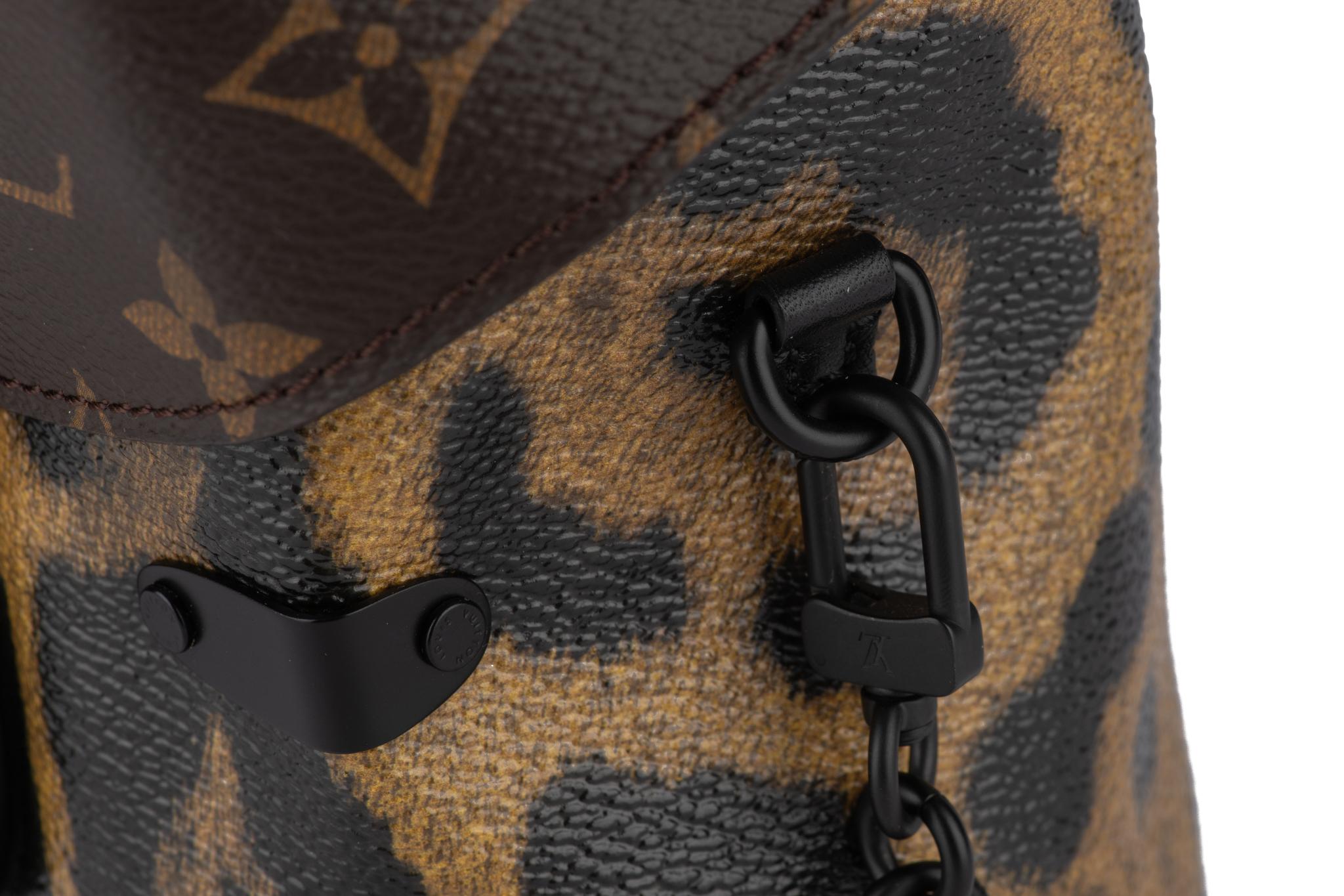 Boîte à appareil photo Louis Vuitton Wild Animal en vente 9