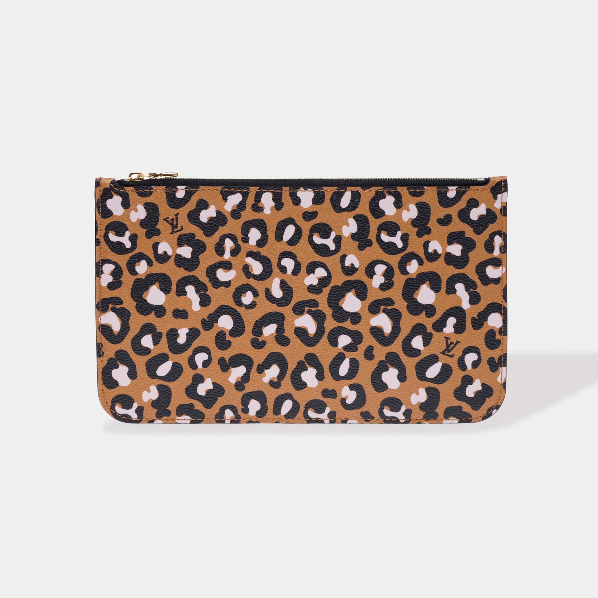 Pochette Wild At Heart de Louis Vuitton en édition limitée, en toile léopard enduite, avec dragonne en cuir noir pour un portage à la main ou au poignet.

Intérieur en toile léopard, 1 poche plate
Signature : 